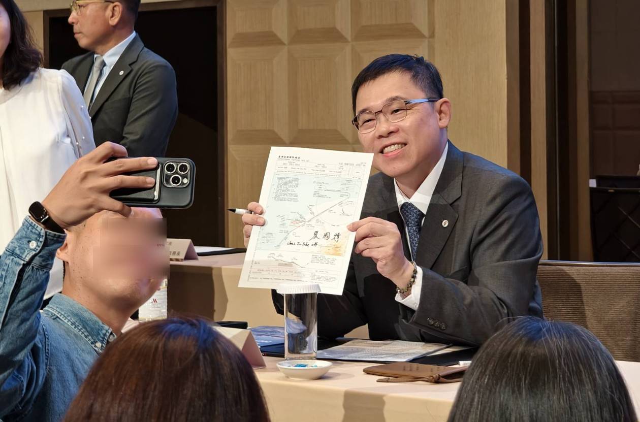 張國煒簽名後配合股東自拍合影，互動自然、氣氛輕鬆。