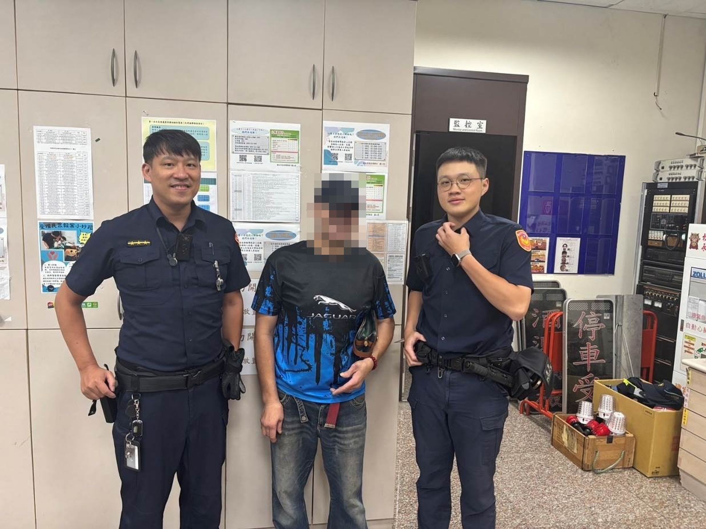 民眾得知尋回現金與手機，非常感謝警方的積極協助。（翻攝畫面）