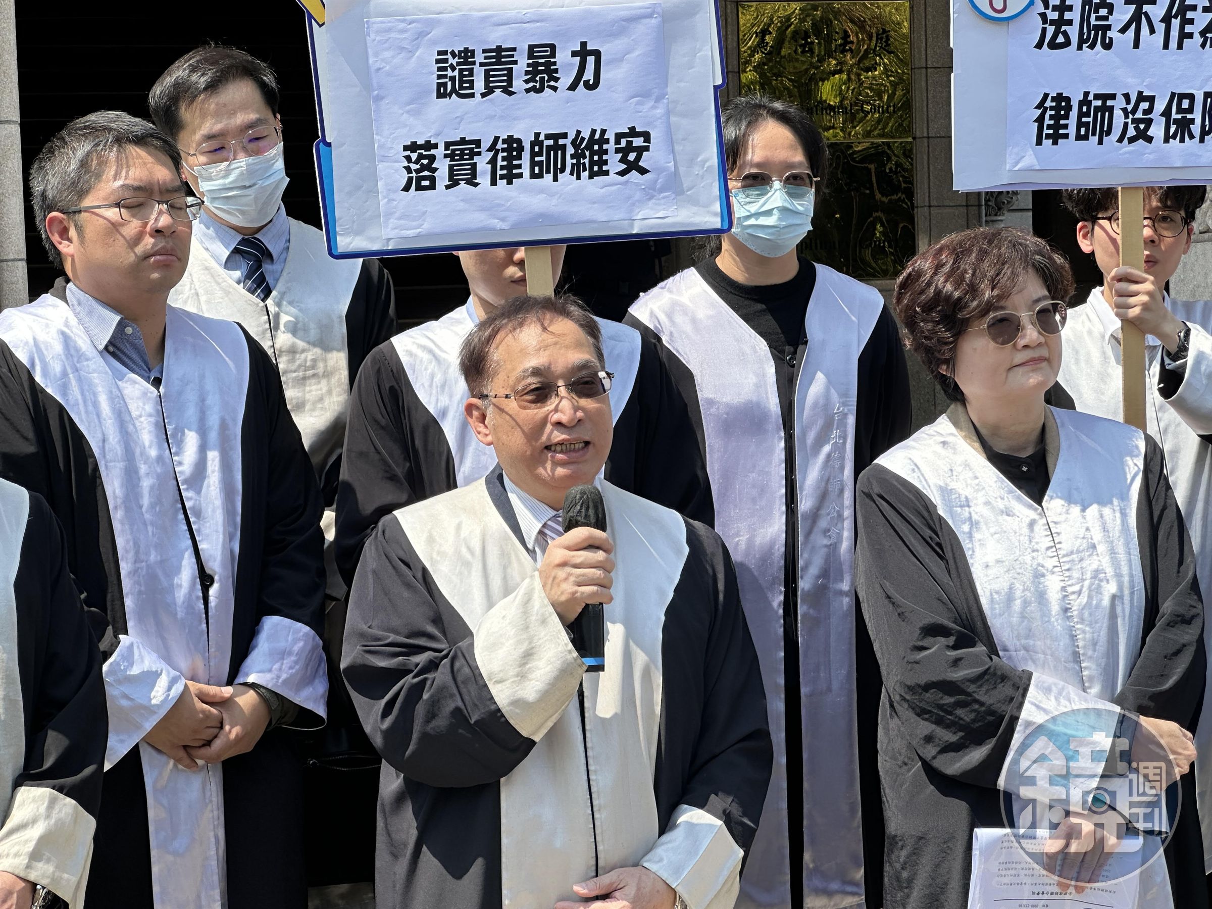 吳中和律師在司法院前還原遭當事人打及喊殺經過。