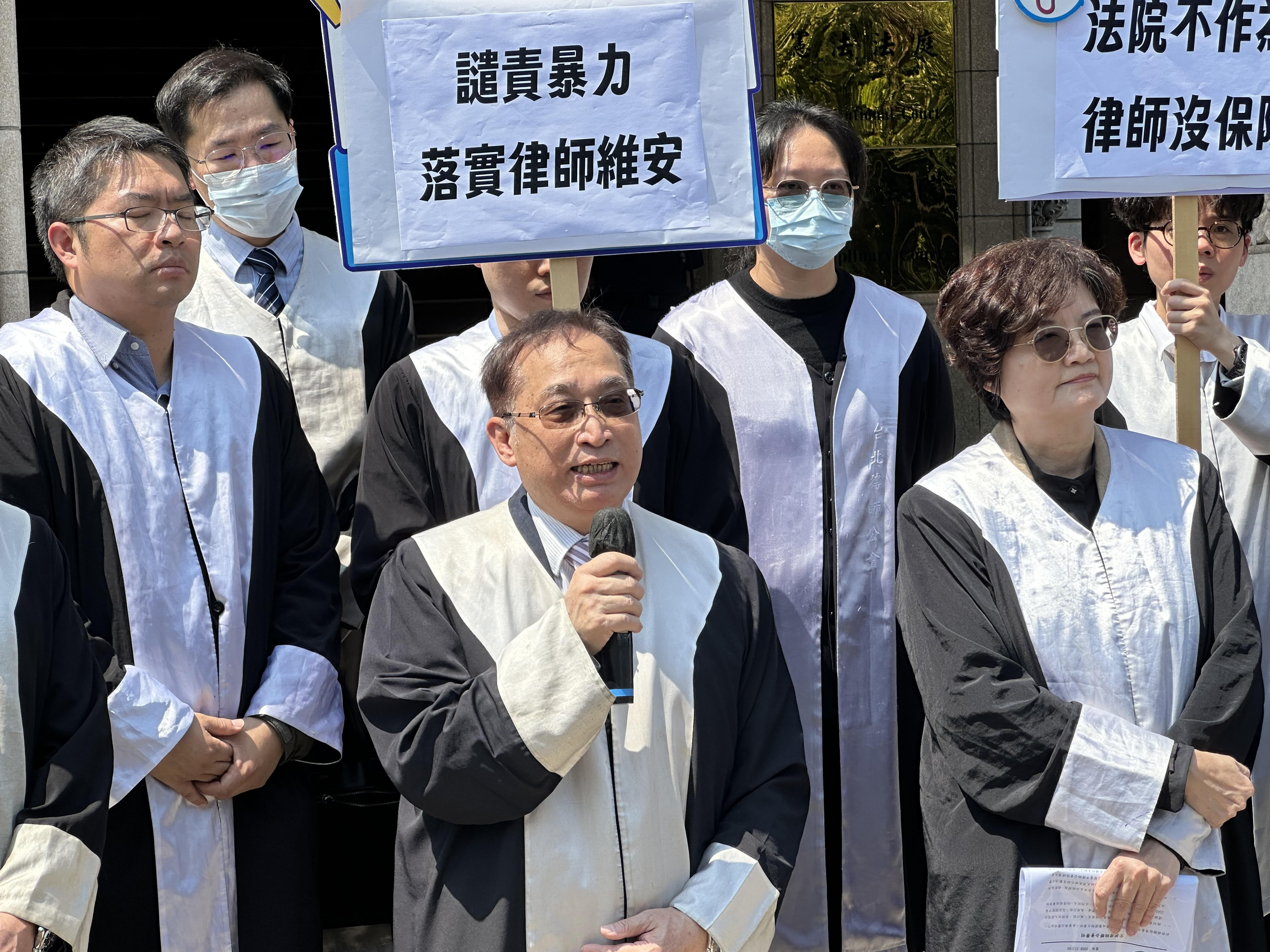 吳中和律師在司法院前還原遭當事人打及喊殺經過。