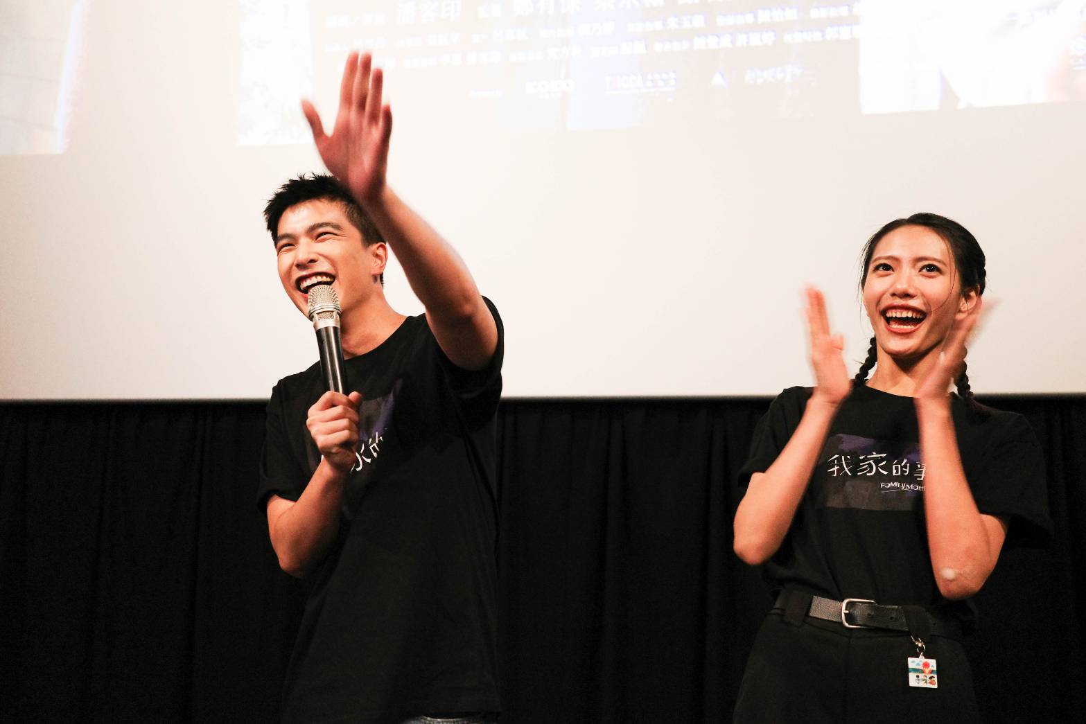 曾敬驊自曝在汽車旅館拍攝時，無意撞見疑似辦完事的半裸男人在看A片，右為黃珮琪。（牽猴子提供）