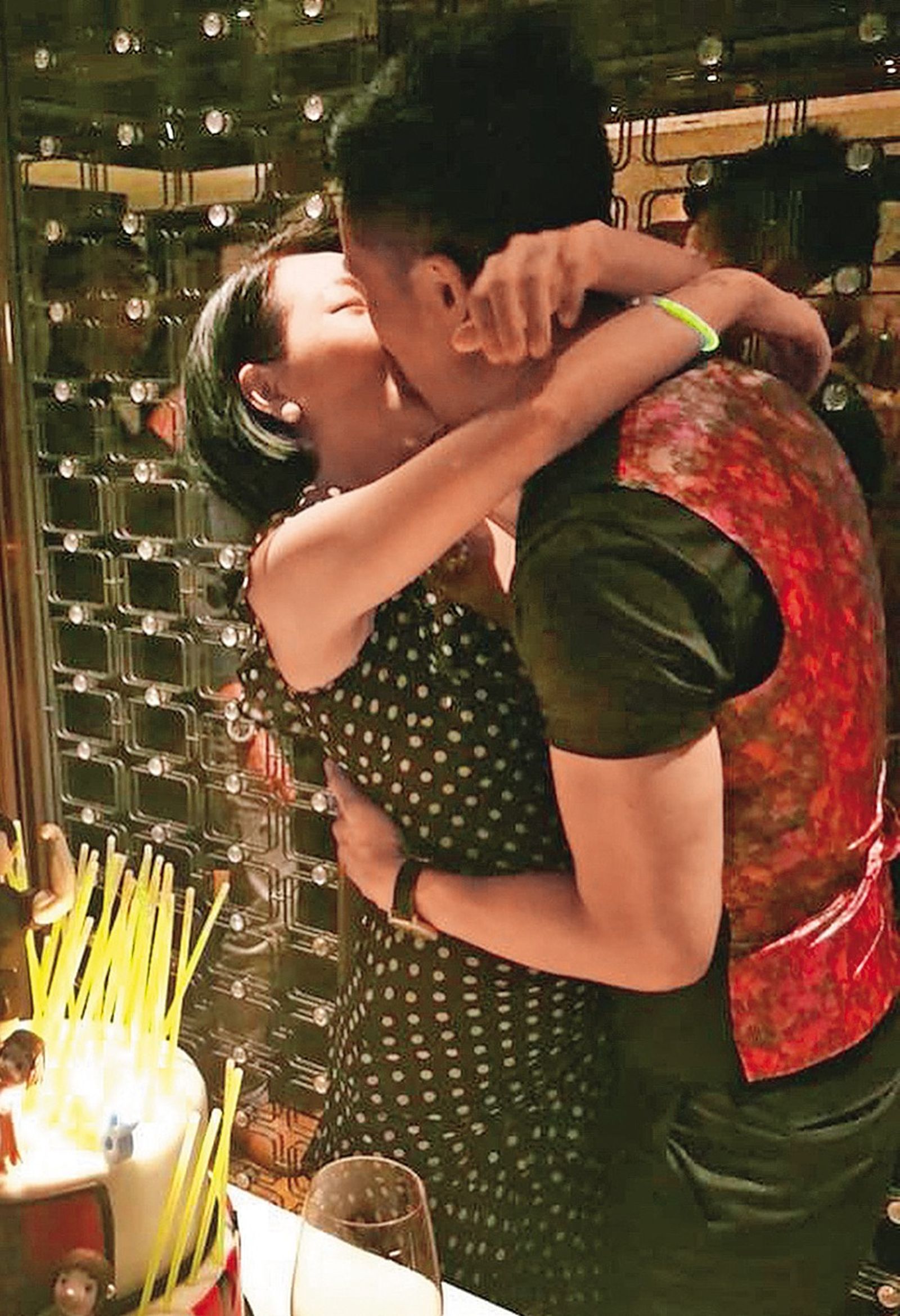 2018年小S（左）曬出幫許雅鈞（右）慶生的親吻恩愛照。（翻攝自小S 徐熙娣IG）