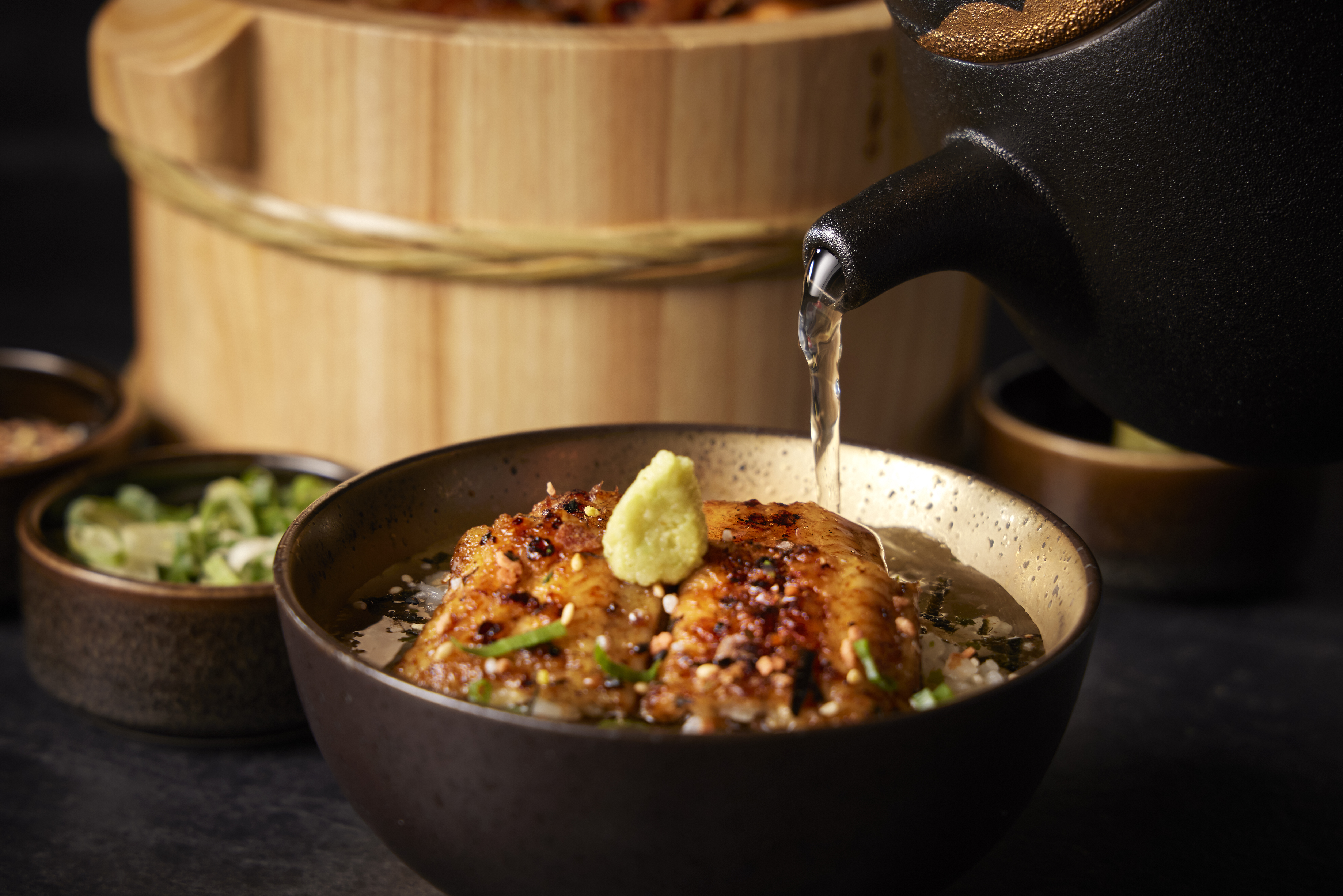 以茶湯沖成茶泡飯，再加入蔥花、山葵與香鬆提升香氣，清香解膩。（STAR HUTONG星胡同提供）
