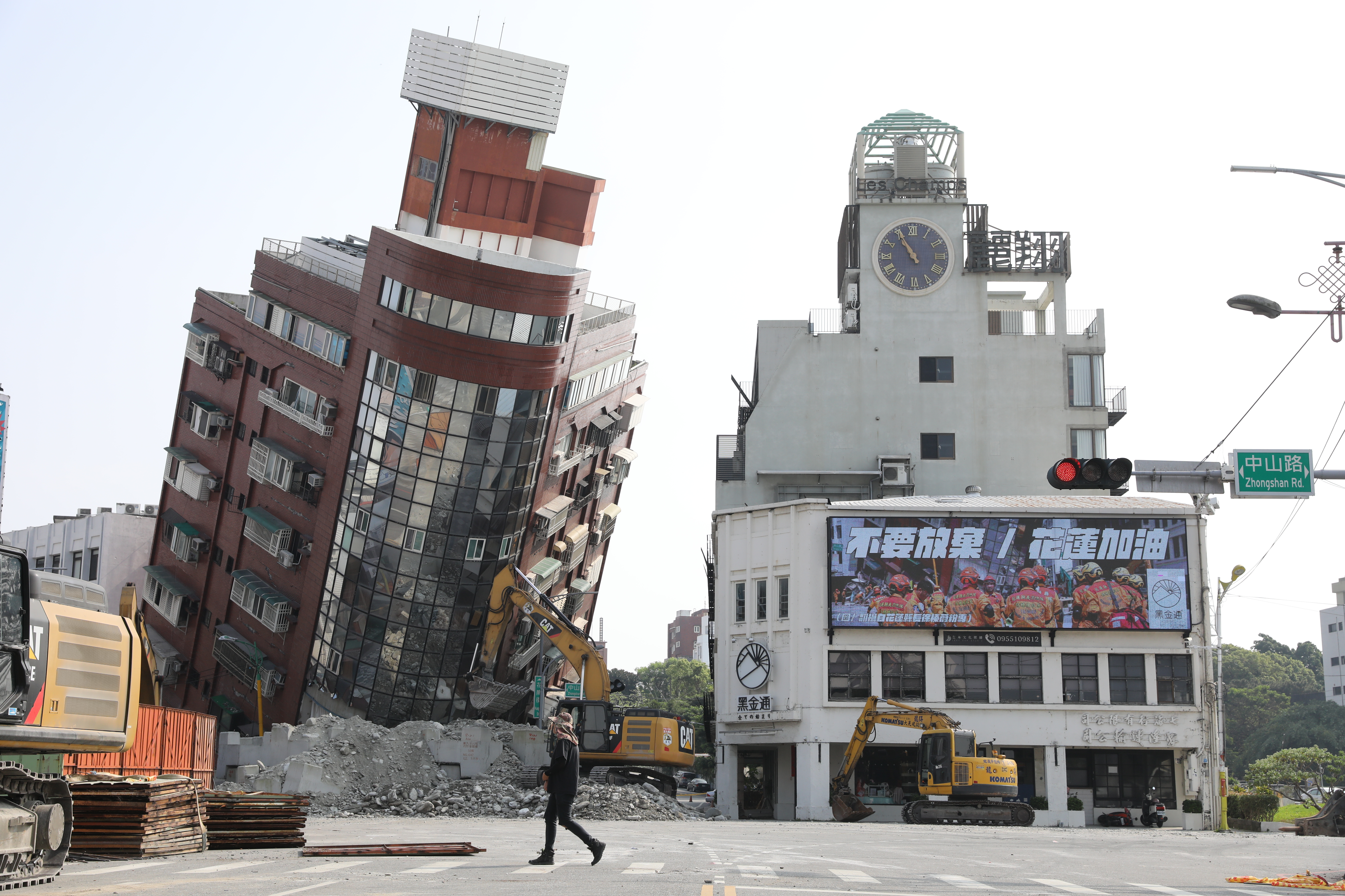 花蓮今年4月地震受災慘重，天王星大樓傾倒的畫面被《時代》選為年度百大照片。（圖為本刊資料照，非入選照）