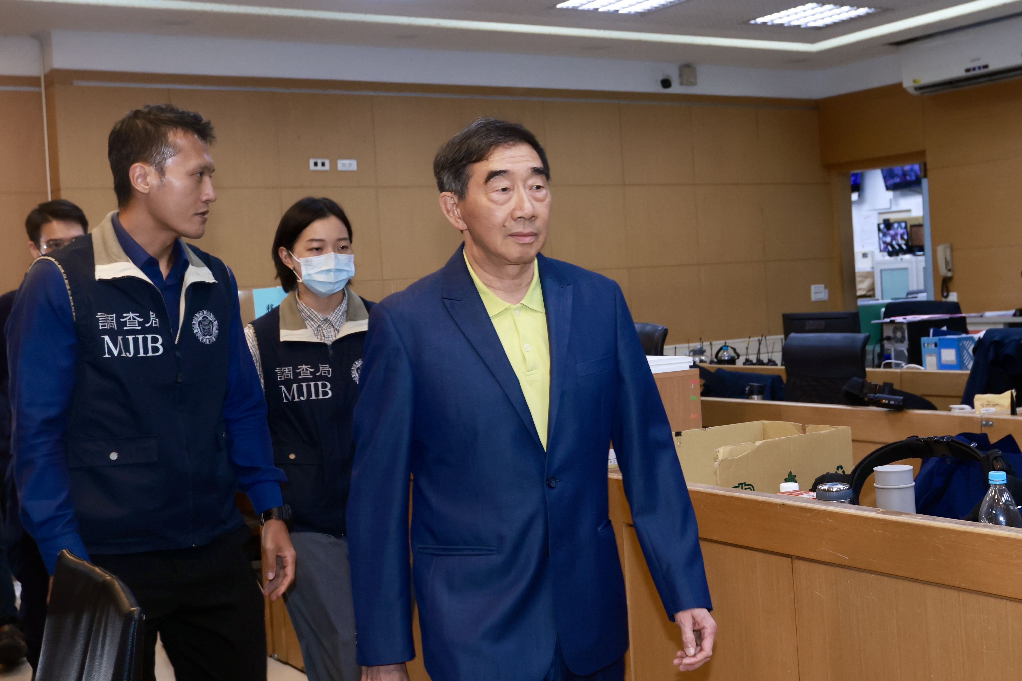 長榮集團大房長子張國華移送北檢複訊,強調沒有內線交易。