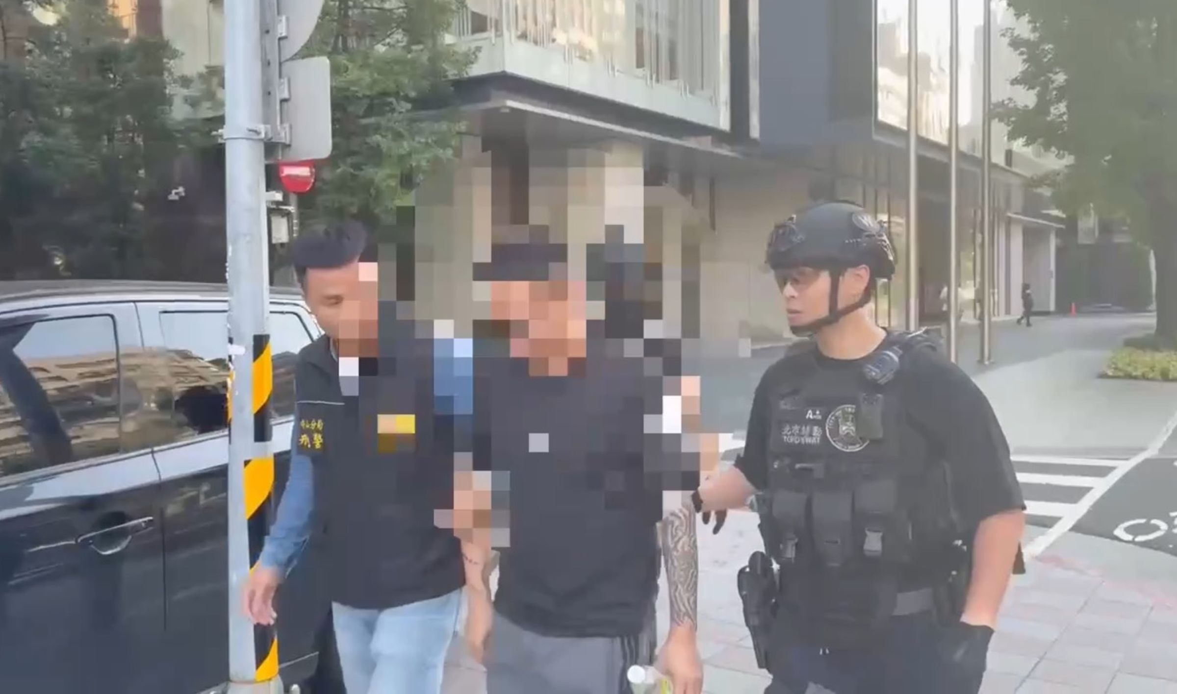 警方在案發後6小時於台中東勢逮捕萬男。（翻攝畫面）