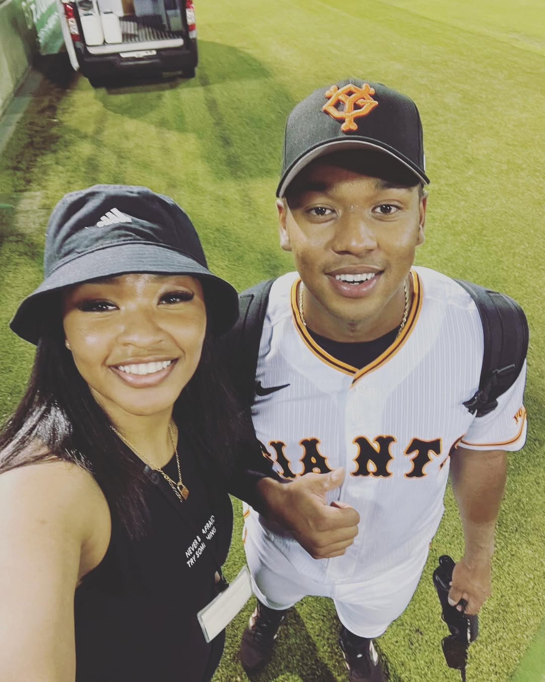 歐可耶和身為籃球選手的妹妹合照。（翻攝自IG@louis_okoye）