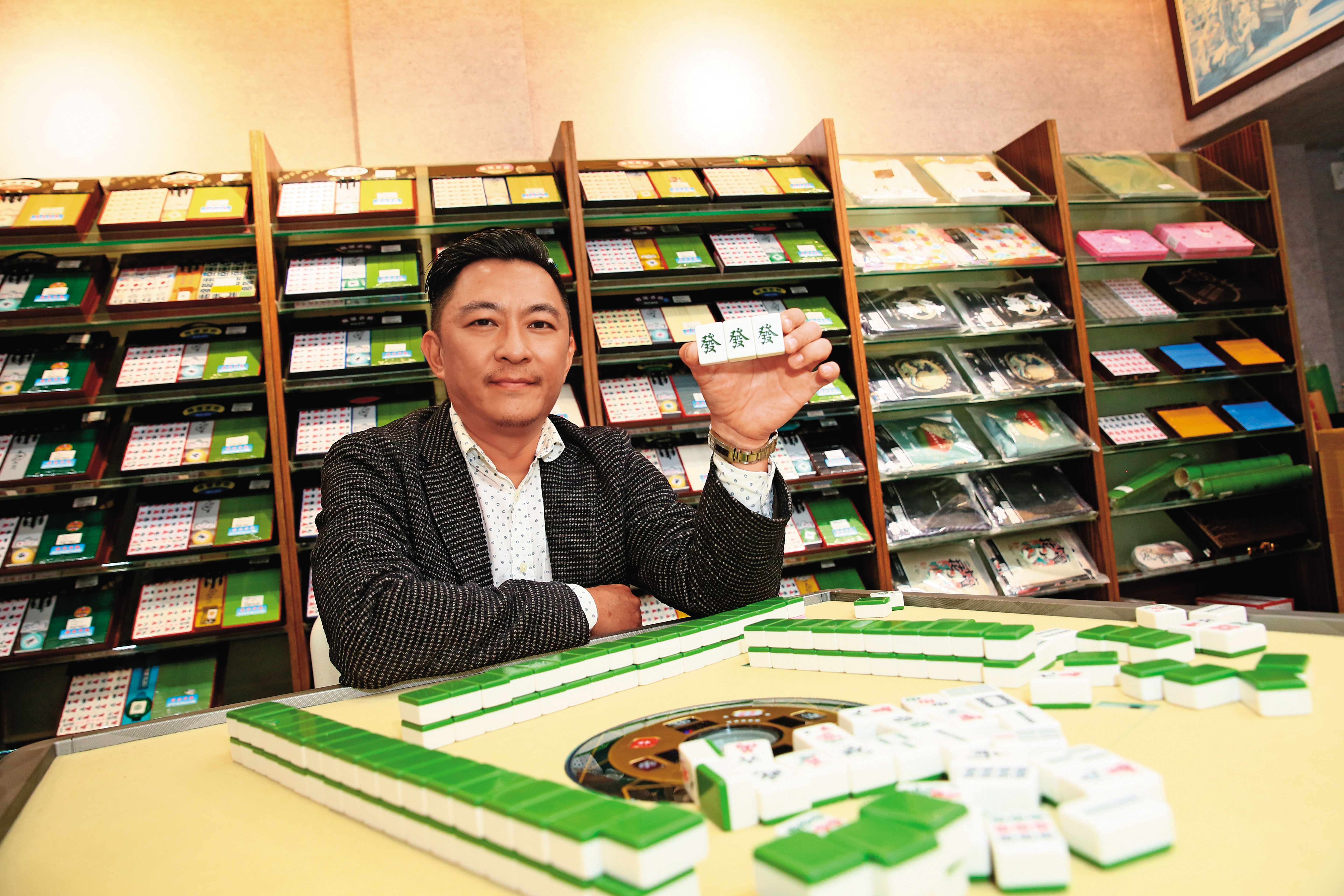 東方不敗總經理陳家豪，接班超過20年，他2004年因應市場變化，率先切入電動麻將桌市場，讓父親創的老字號版圖擴大、穩做業界領頭羊。