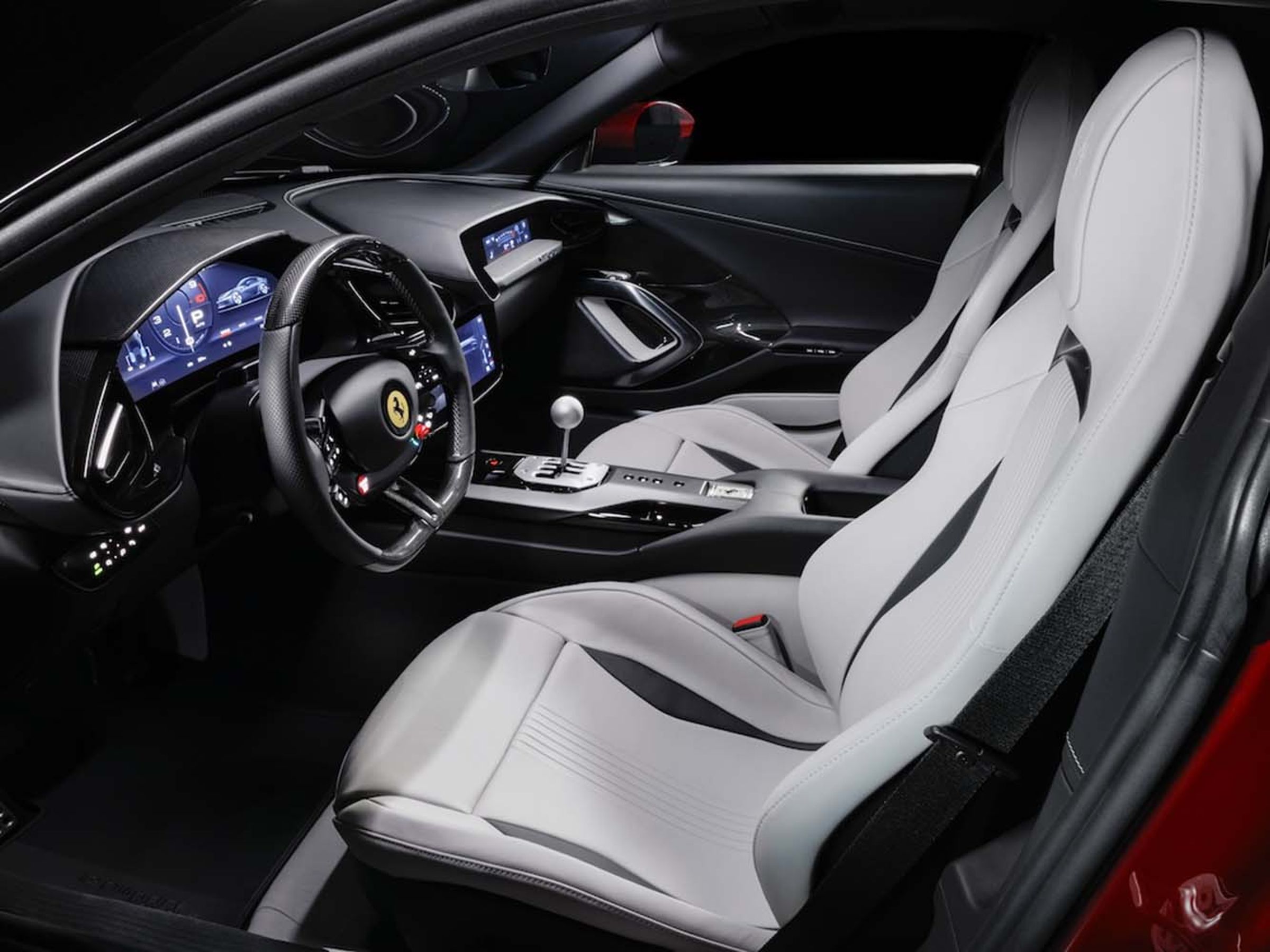 Ferrari Design Studio 亦提供豐富個性化訂製方案,包括 25 種經典車色,以及真皮、Alcantara® 等多樣化內裝材質搭配。