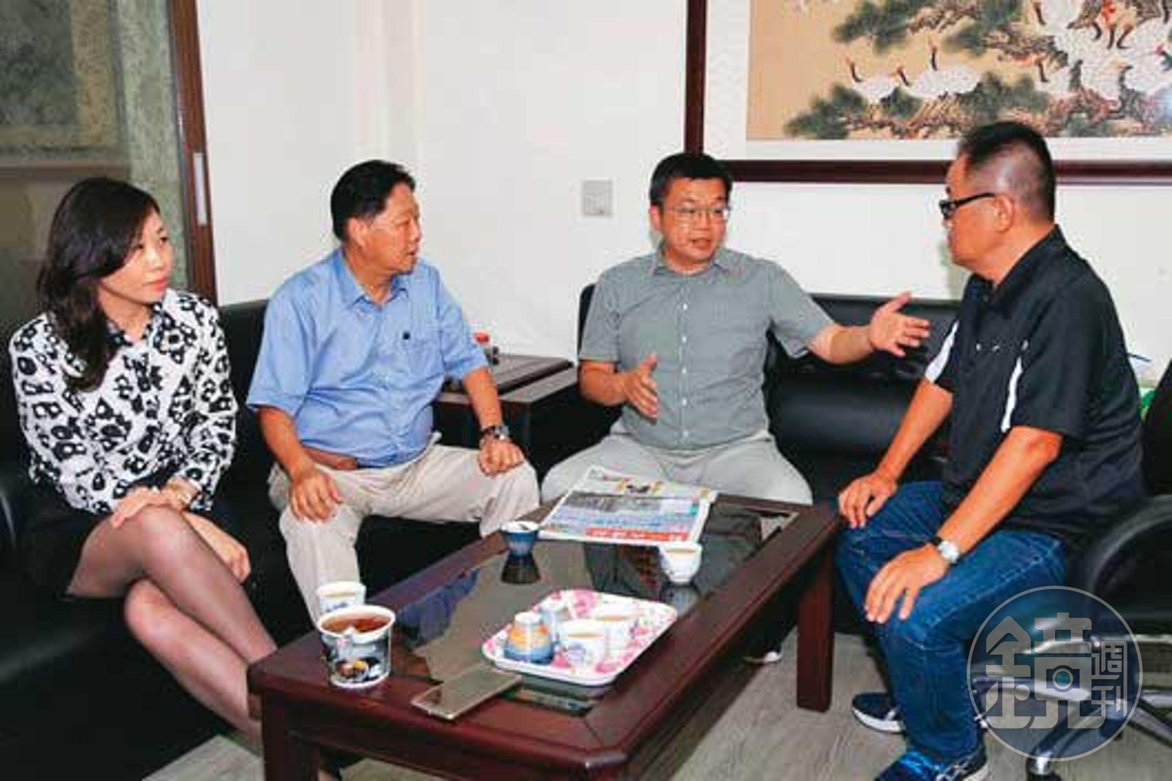 袁昶平(左2)因投資辦報而結識現任妻子吳宛庭(左1),2人還曾一起與時任立院副院長的蔡其昌(右2)碰面。(讀者提供)