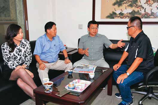 袁昶平（左2）因投資辦報而結識現任妻子吳宛庭（左1），2人還曾一起與時任立院副院長的蔡其昌（右2）碰面。（讀者提供）