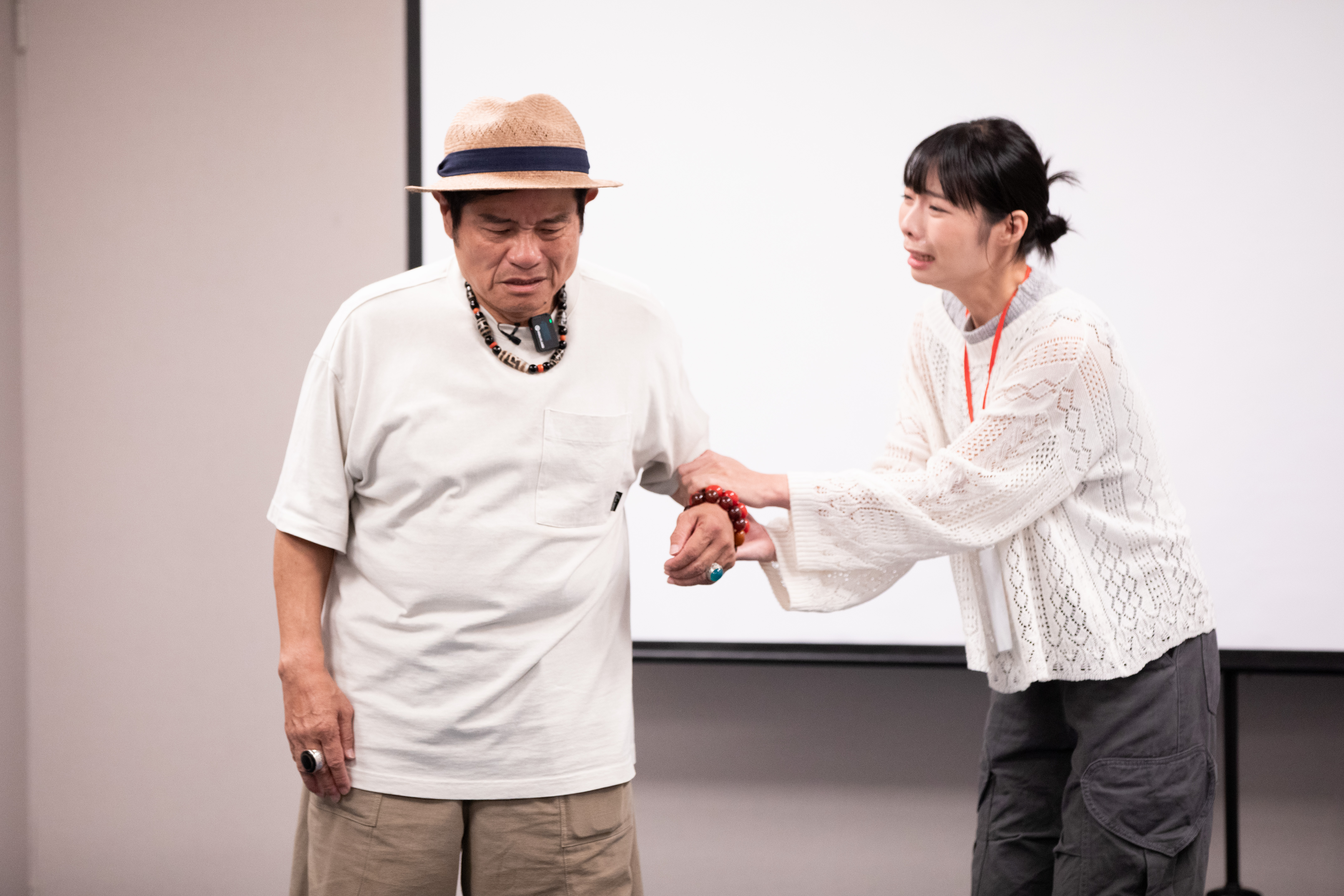 「台語台表演班」高雄班客座講師許效舜(左)與學員在課堂上即興演出,互動精彩感人 (公視台語台 提供)