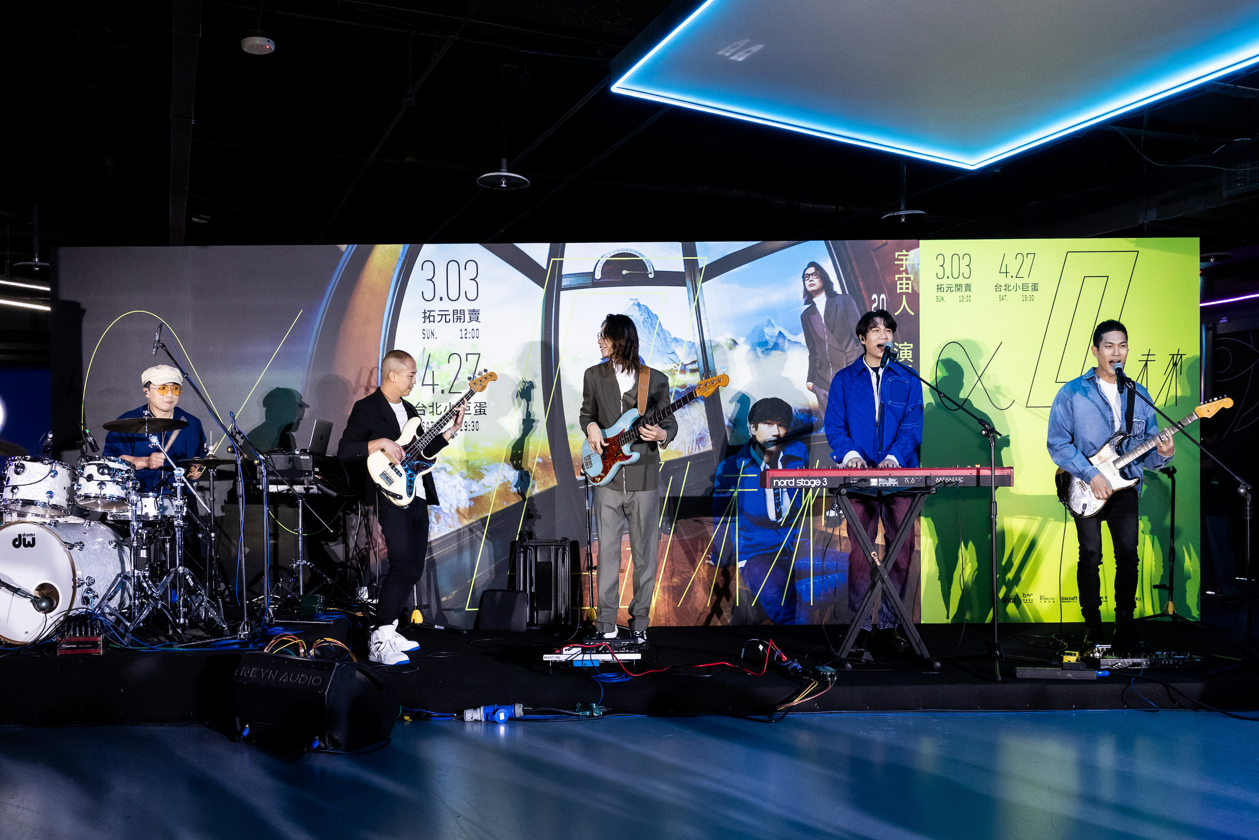 宇宙人樂團記者會邀來前團員魏胖（左一）、A達（左二）驚喜助陣。（相信音樂提供）