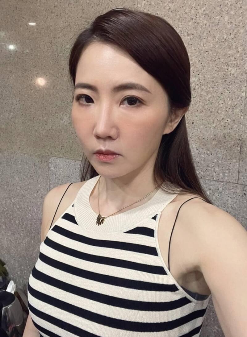 謝忻在不倫戀曝光後，出現在恩師黃義雄牌位前下跪一小時。（翻攝自謝忻IG）