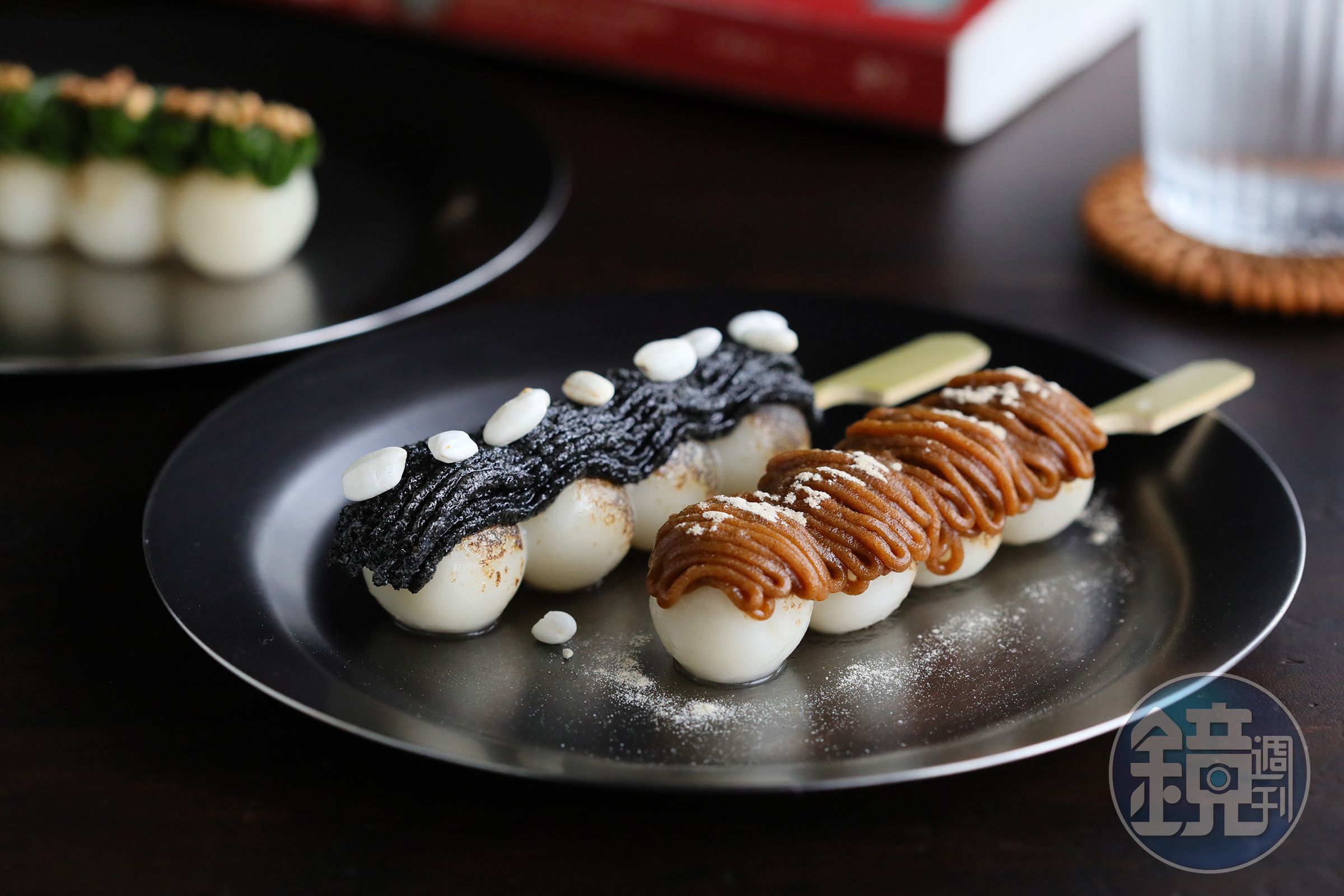 「糰子套餐」可選50元2串、包含芝麻、焙茶兩種口味的糰子。（230元／套，含飲料）