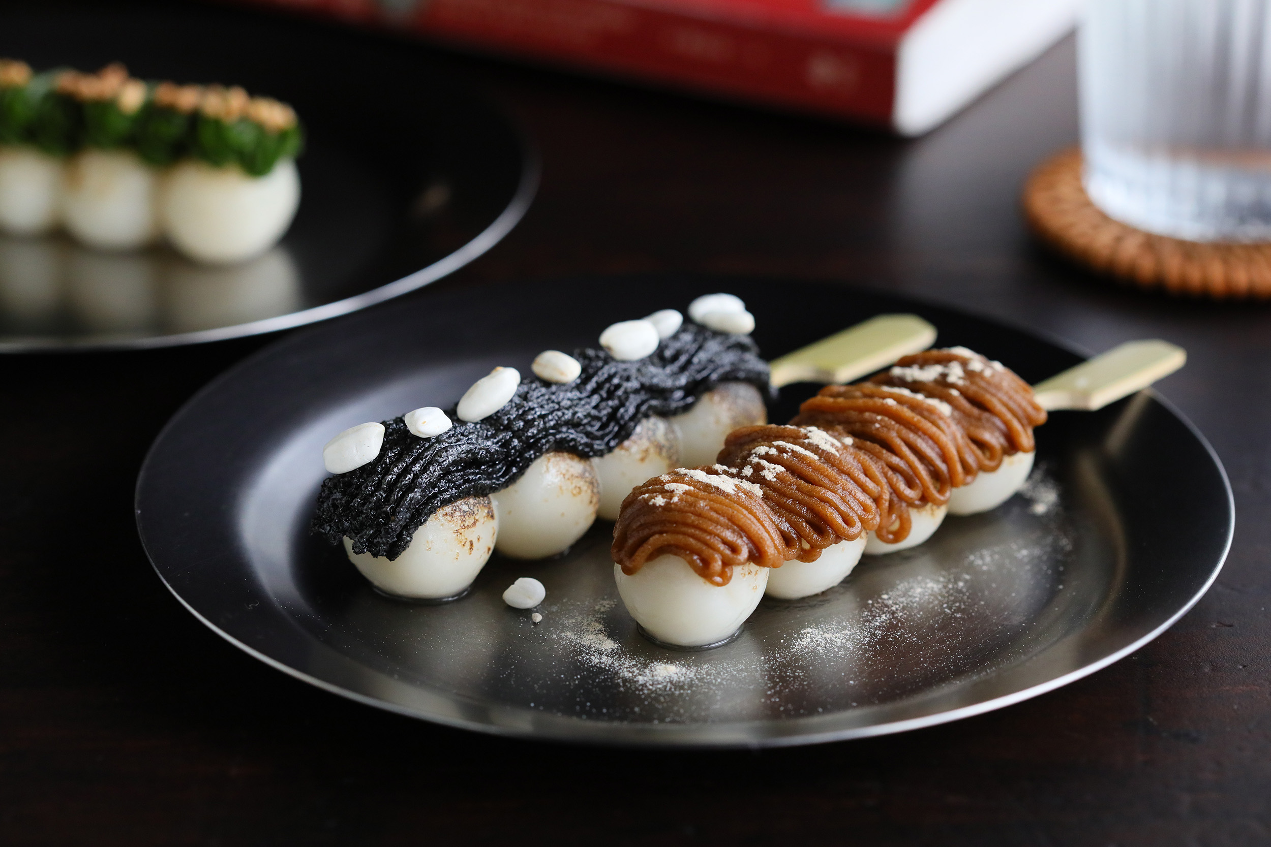 「糰子套餐」可選50元2串、包含芝麻、焙茶兩種口味的糰子。（230元／套，含飲料）