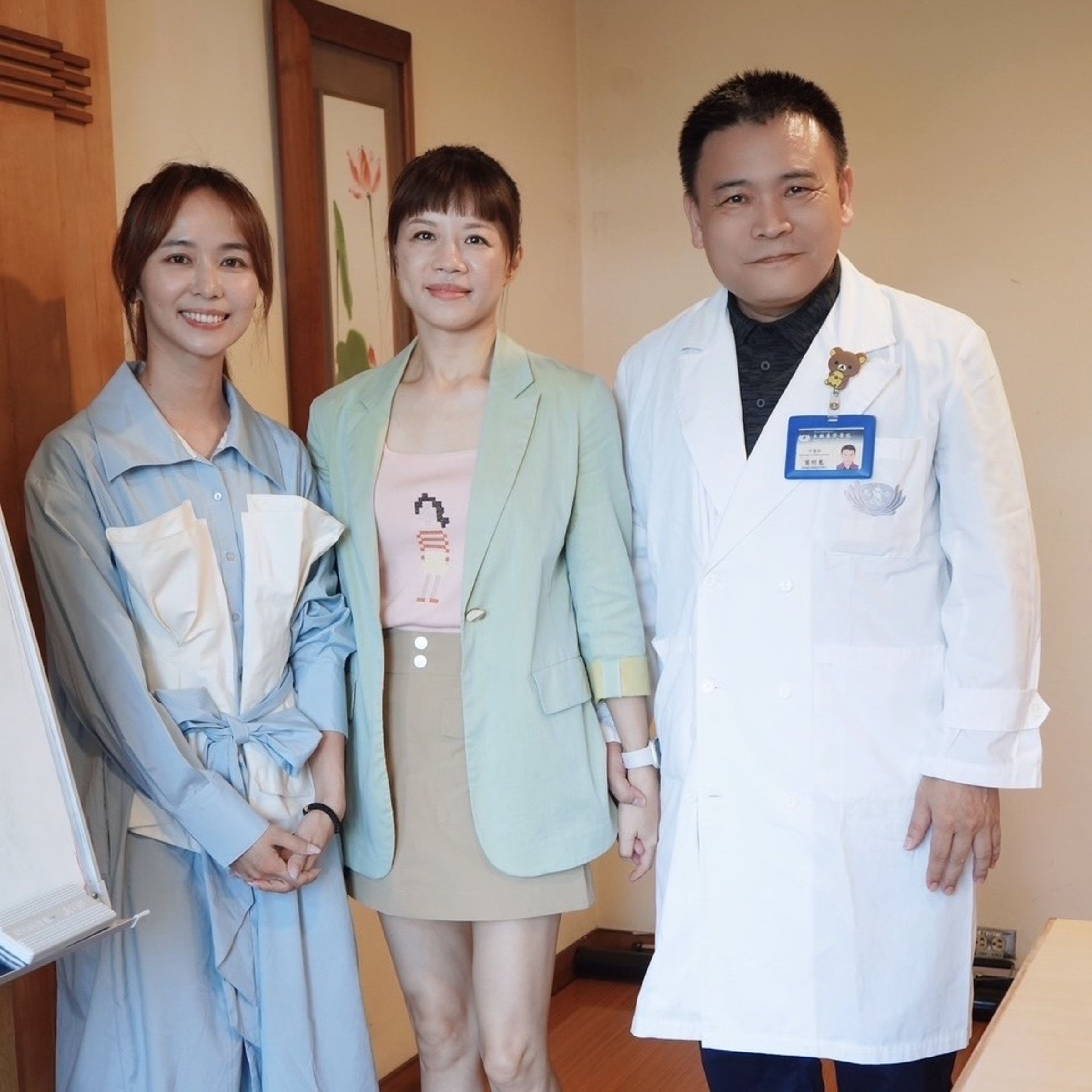 陳明珠(左一)特別南下與醫師娘李芳瑜本尊(中)見面。(大愛台提供)