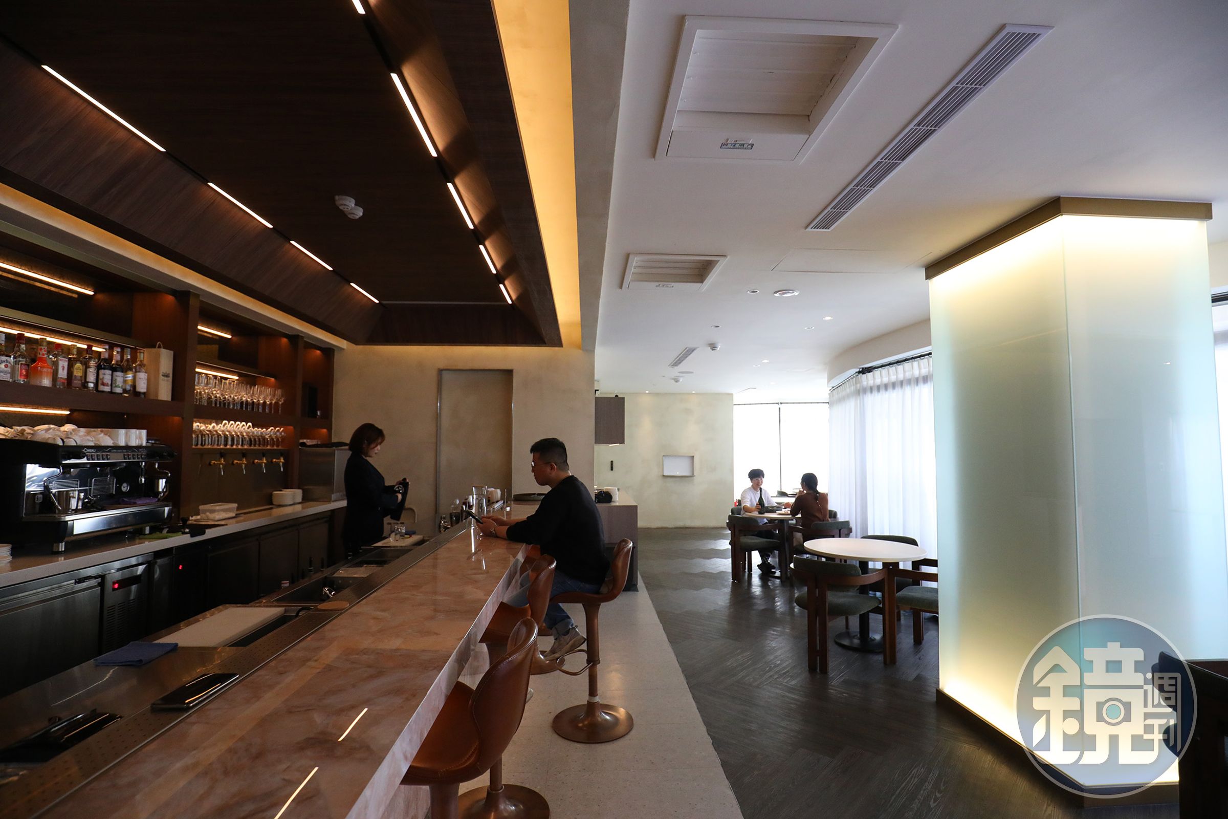 餐廳名字意為「起源」，Logo設計靈感源自納瓦拉常見的山毛櫸，象徵料理扎根於土地並不斷茁壯成長的精神。