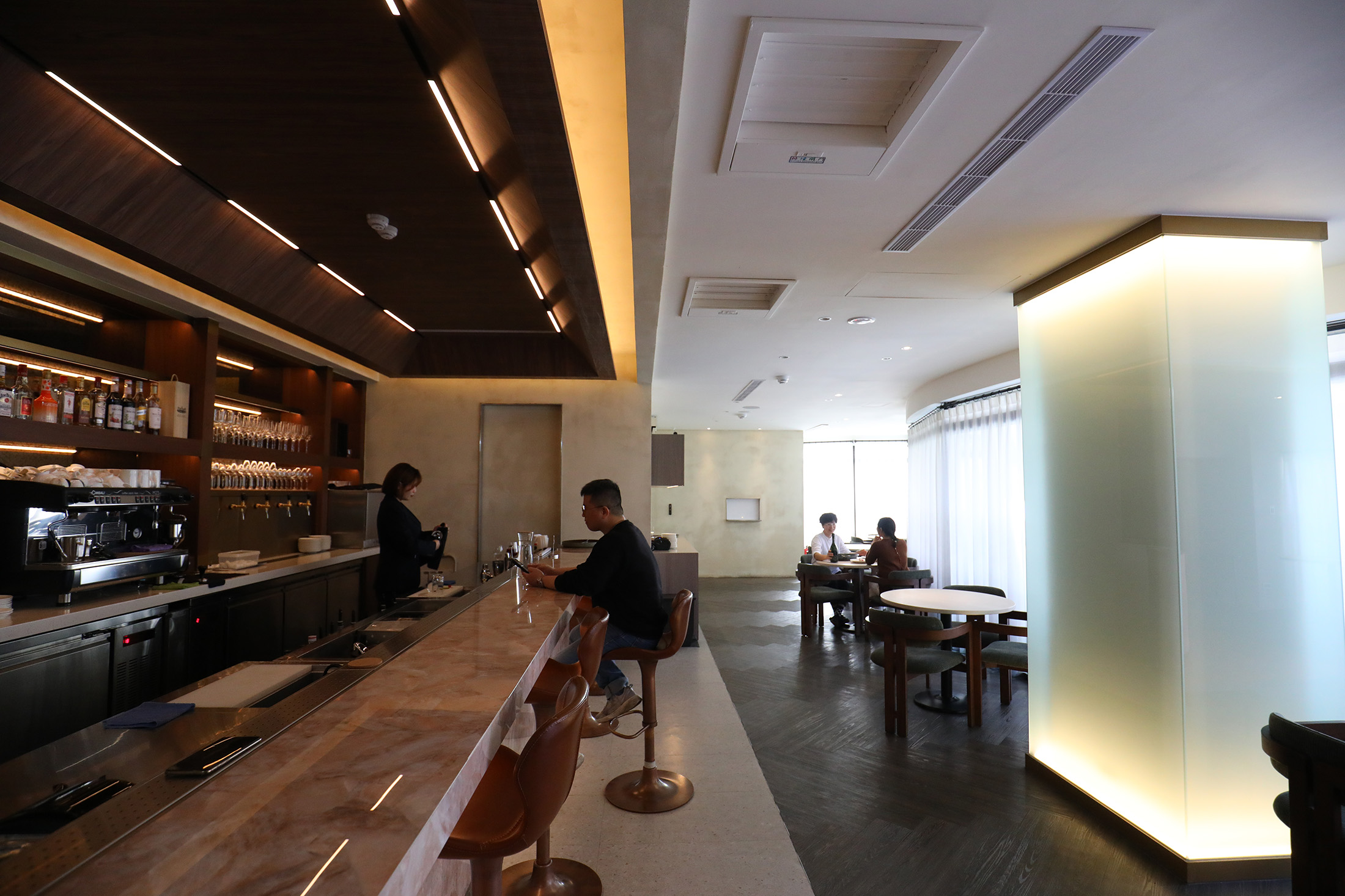 餐廳名字意為「起源」，Logo設計靈感源自納瓦拉常見的山毛櫸，象徵料理扎根於土地並不斷茁壯成長的精神。