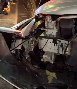 該車車頭毀損嚴重，已經被撞爛得看不出原形。（翻攝畫面）