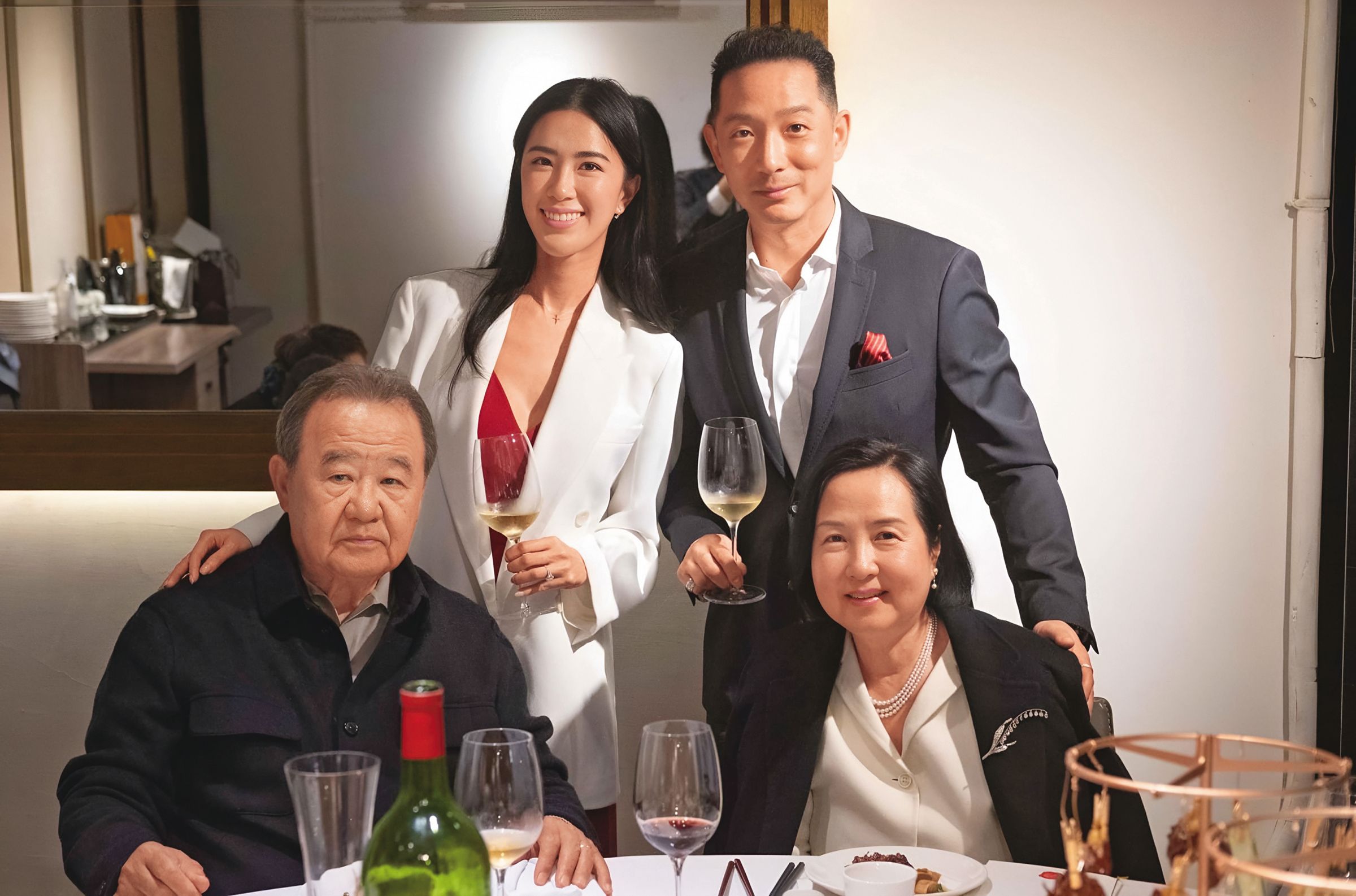 台玻總裁夫人徐莉玲(前右)的大兒子徐子翔(後右)兩年前結婚,與GPLUS手機千金譚以欣(後左)結為連理,和包括林伯實(前左)在內的長輩見面,如今卻傳來痛心的噩耗。(翻攝自徐莉玲臉書)
