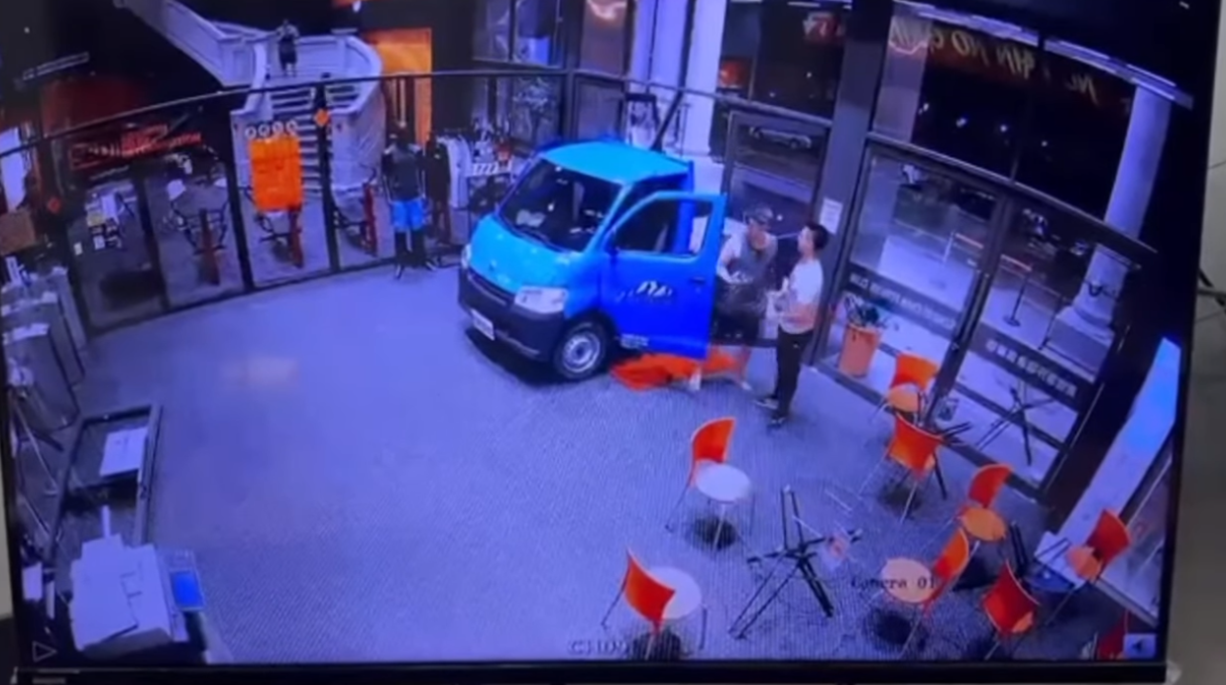 林男和許男開小貨車，衝撞館長台中健身房。（翻攝館長YT頻道）