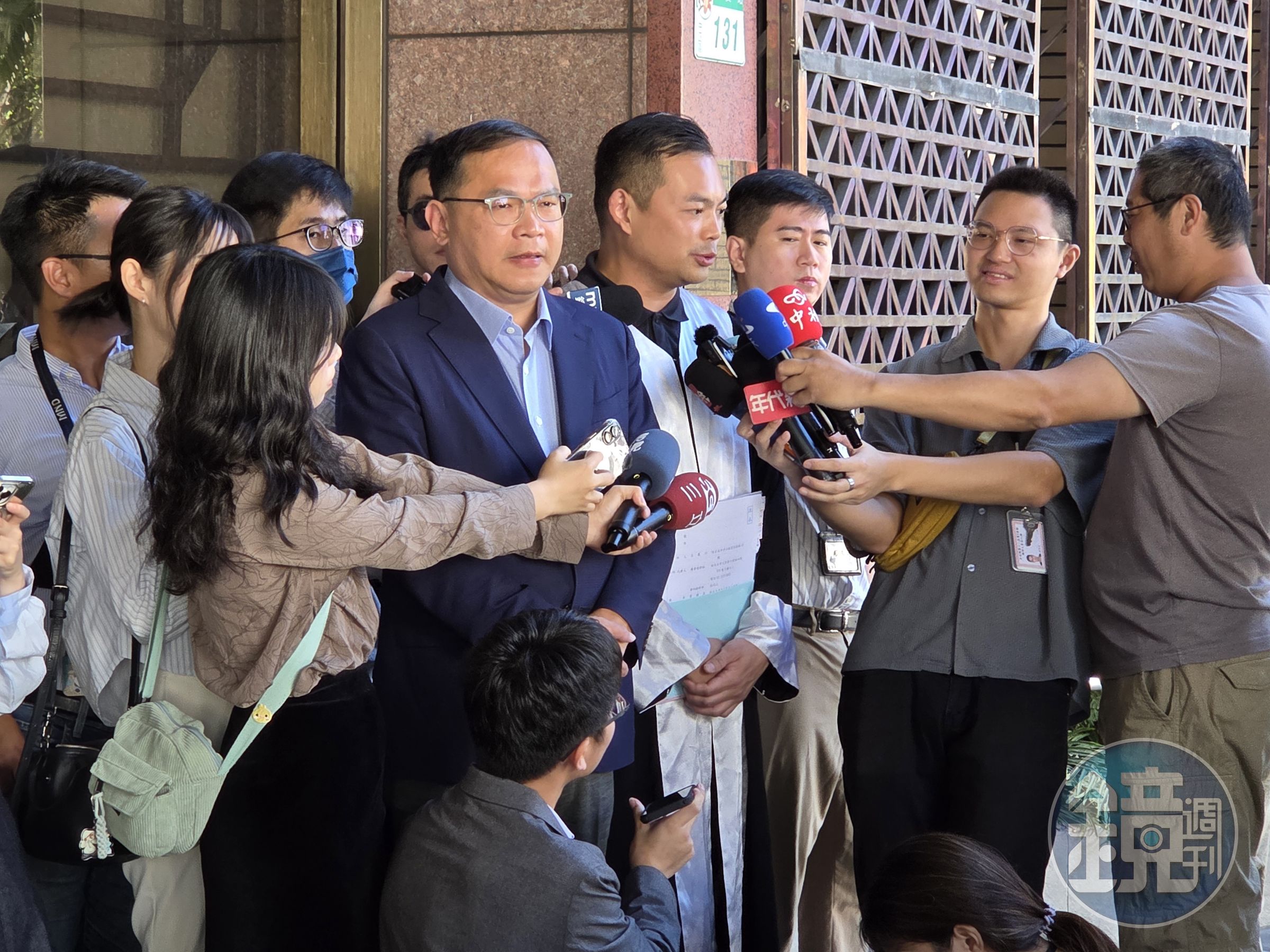 王義川今天上午在律師陳君璋陪同下控告黃國昌等7人。