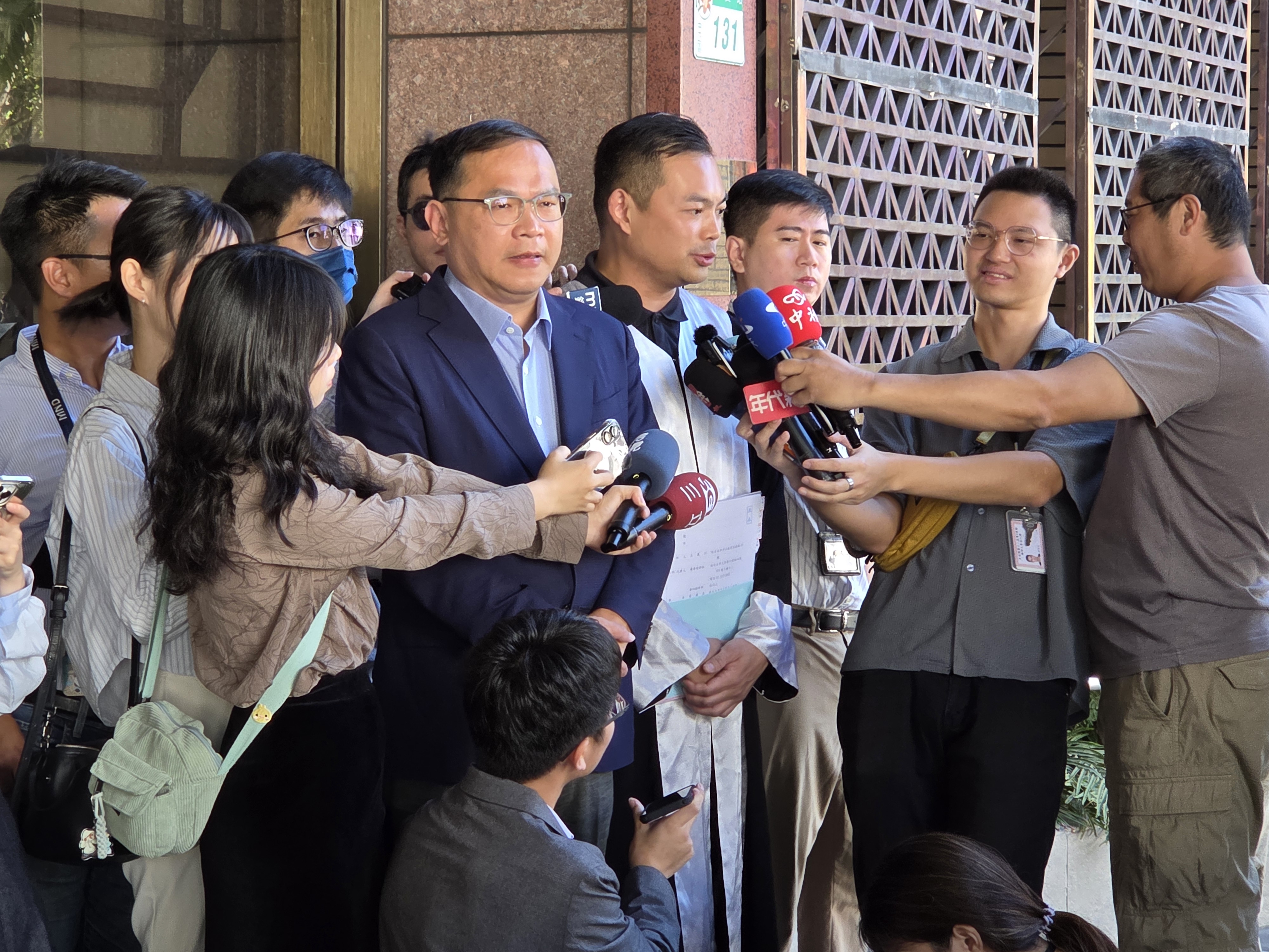 王義川今天上午在律師陳君璋陪同下控告黃國昌等7人。