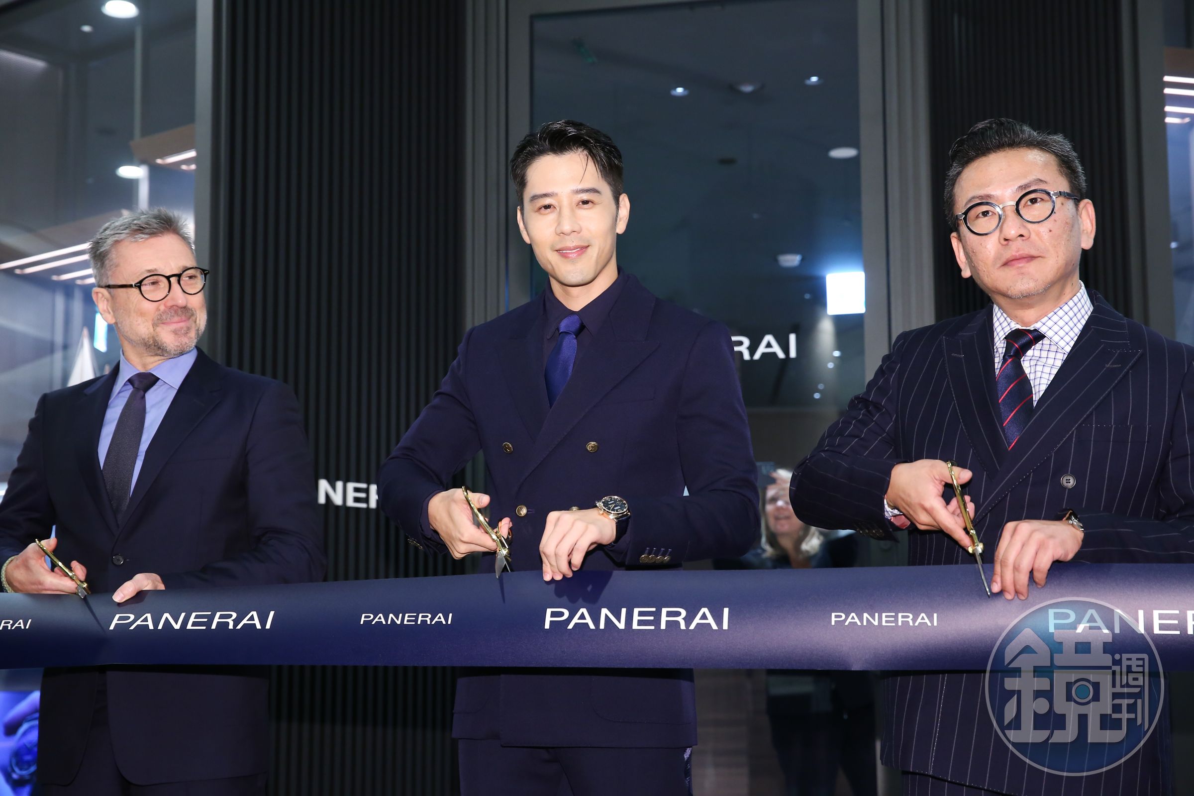胡宇威(中)與PANERAI全球總裁Jean-Marc Pontroué(左)、台灣總經理張明澤(右)為台北101專賣店重新開幕剪綵。