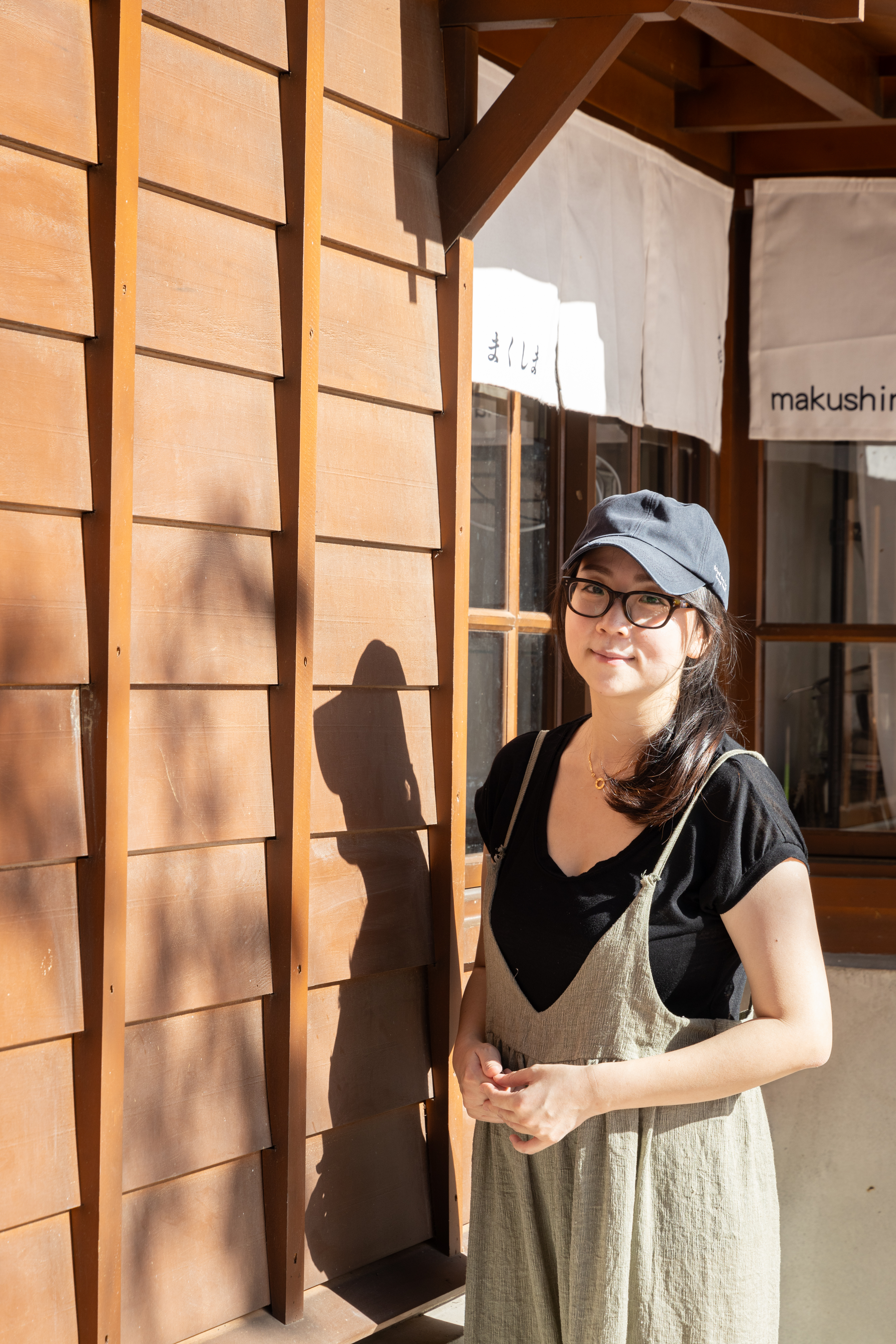 蒔嶼主理人為2位女生，小野曾在日本求學，回台後在古蹟裡開了一間懷舊甜品店圓夢。