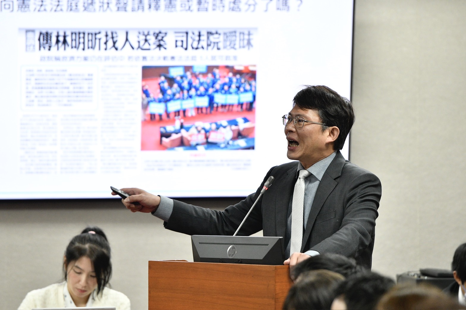 黃國昌過往在立法院質詢時經常咆哮，該形象深入人心，網友更稱之為「咆哮昌」。（本刊資料照）