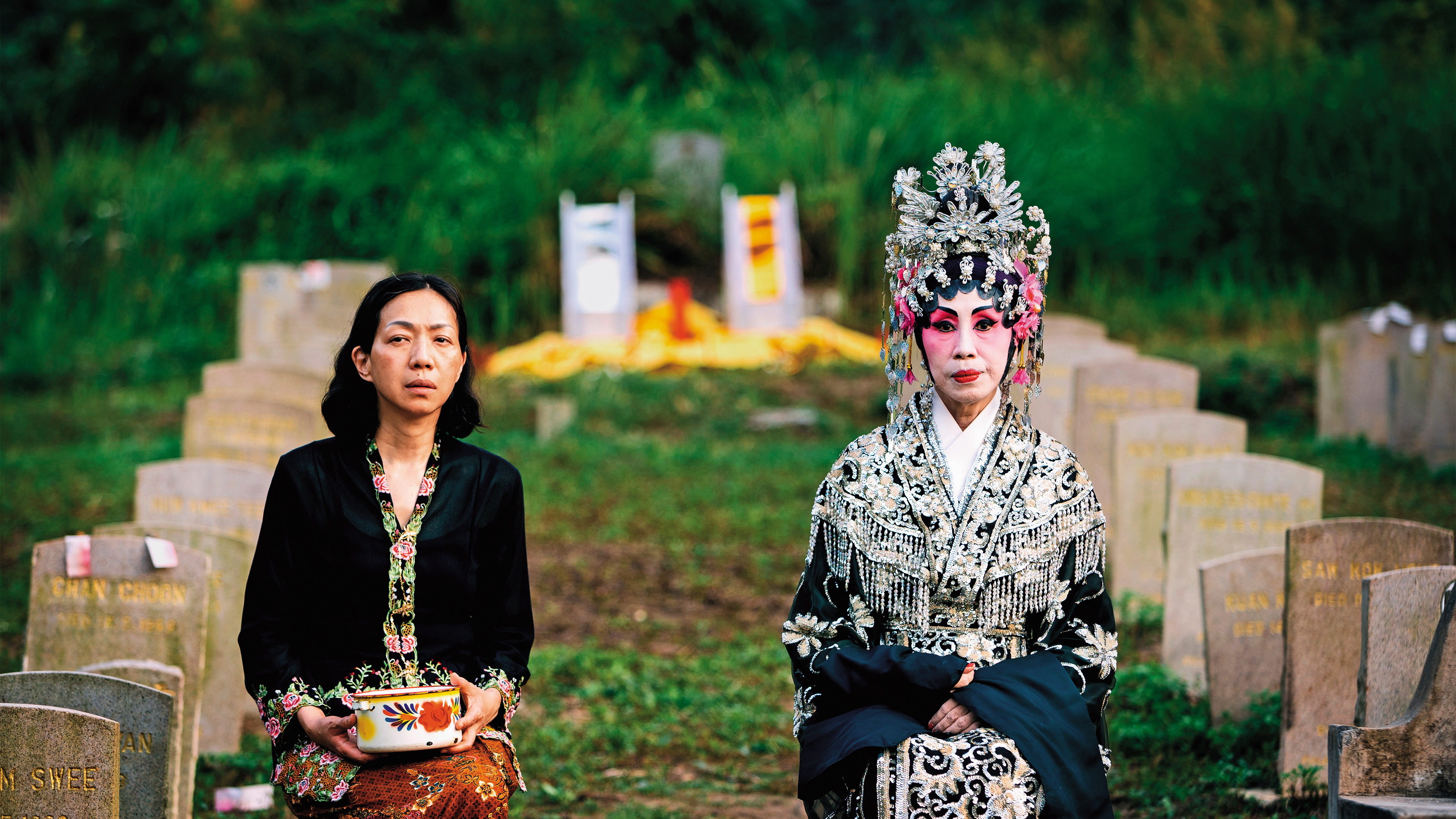 萬芳飾演的阿英49年來堅持找尋父兄的屍骨，每到513這天，她就穿上正式服裝帶著家鄉食物祭拜父兄，右為蔡寶珠。（海鵬提供）