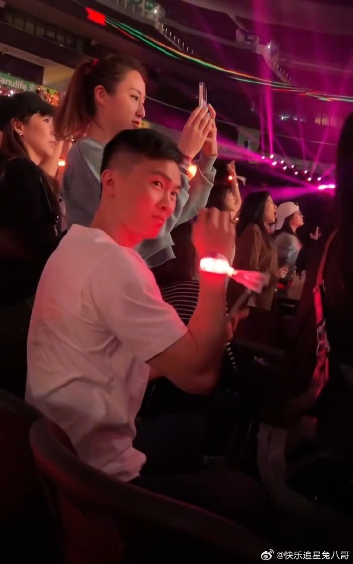 何超雲與男友最後一次在社群同框是今年4月去看謝霆鋒演唱會,當時2人就有點「貌合神離」的味道。(微博圖片)