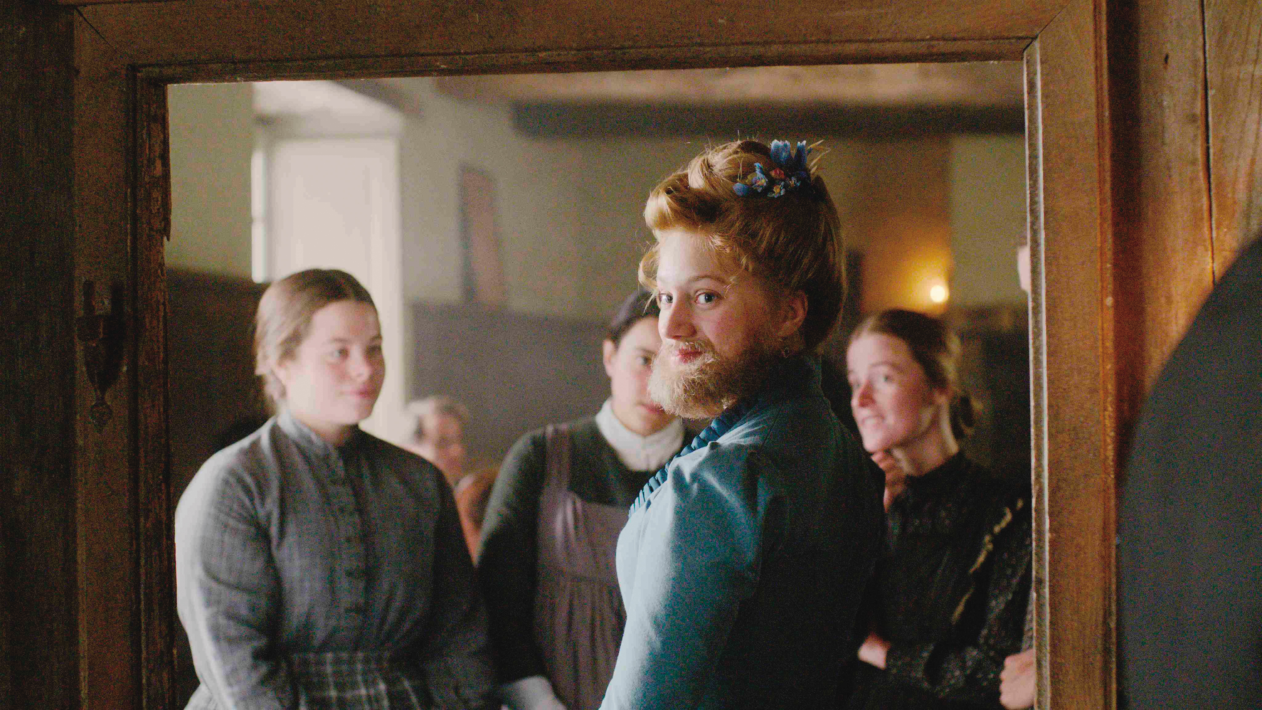 罹患多毛症的女子乾脆利用其特徵經營酒館解決財務危機，但仍有衛道人士試圖妖魔化她。（海鵬提供）