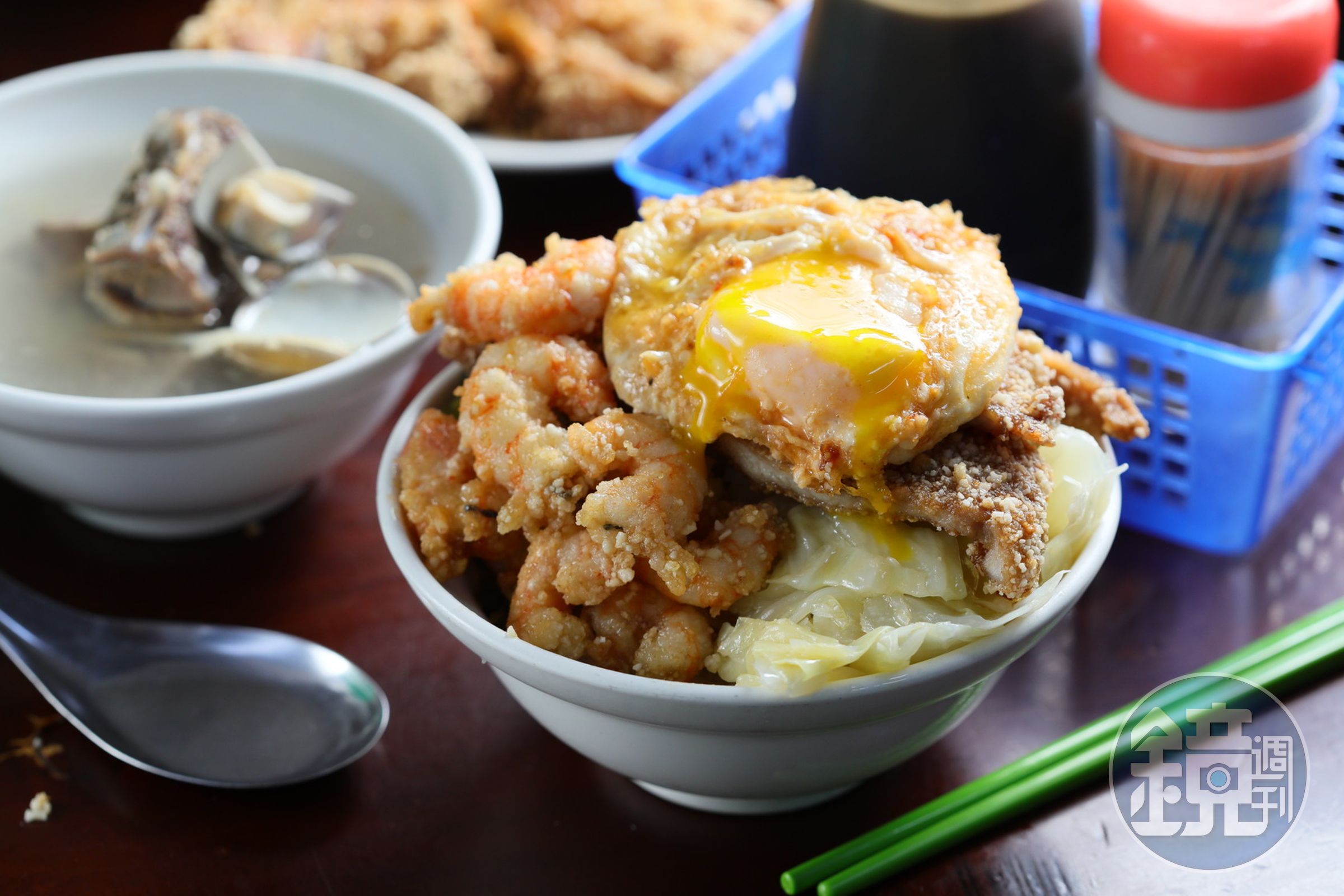 「排骨蝦仁飯」是基隆「天天鮮」第一代老闆娘擔心碼頭工人吃不飽的產物,除了蝦仁、排骨,再加一顆「炸蛋」供應滿滿熱量。(130元/份)