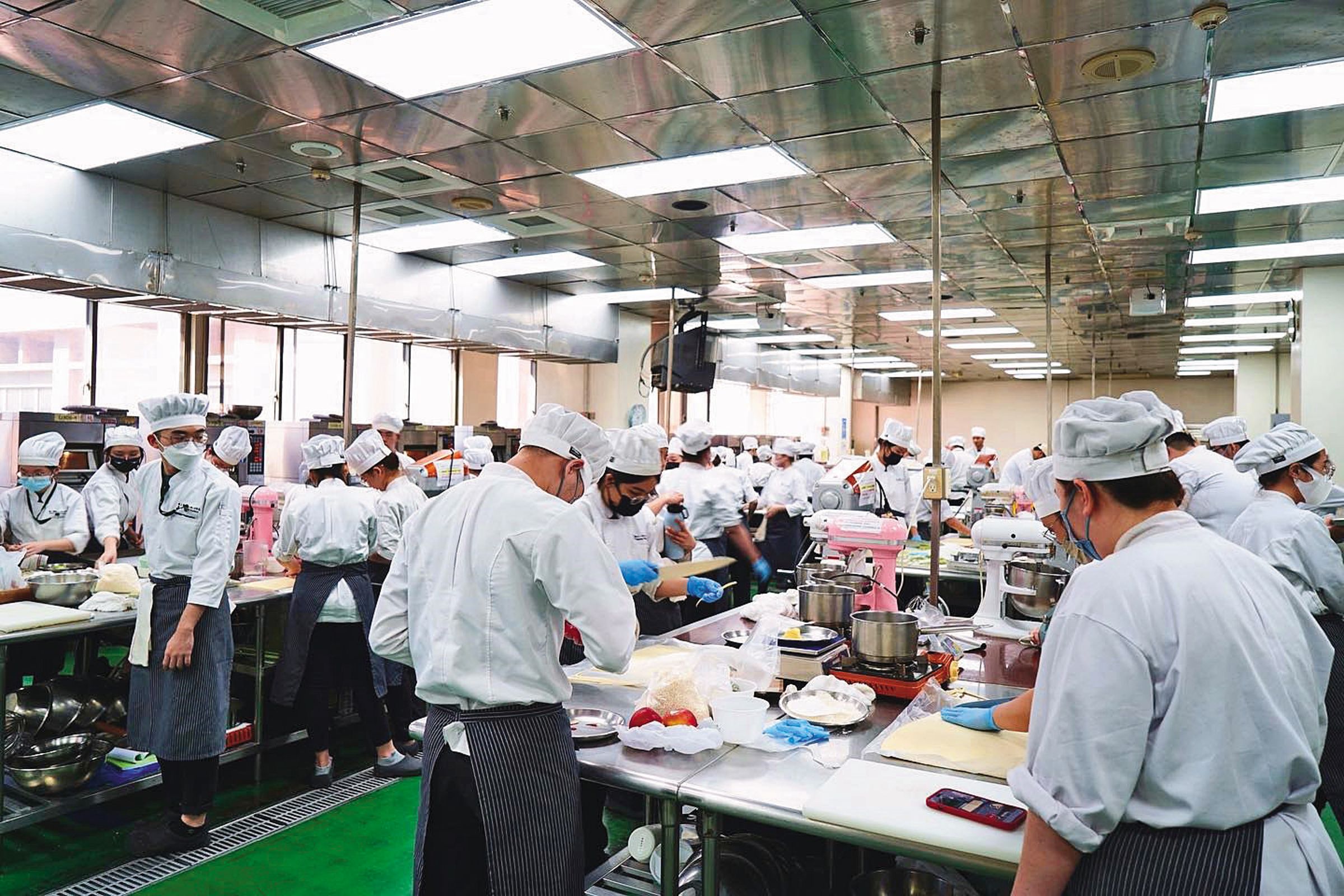 高餐大在業界負盛名,培育出不少知名飯店名廚、餐飲人才。(翻攝高雄餐旅大學臉書)