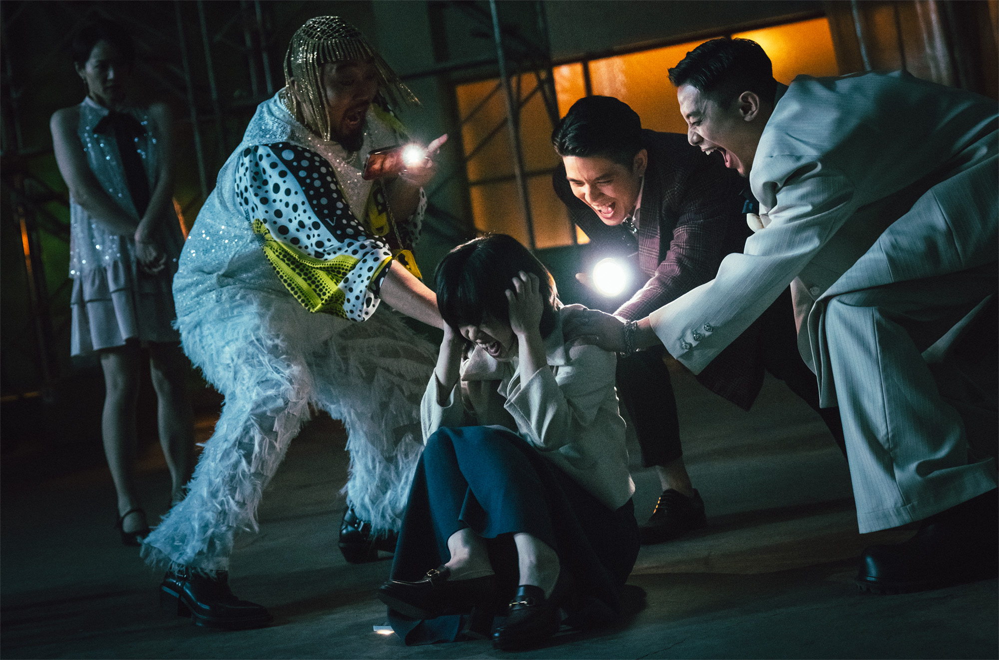 大學同學聚會起鬨挑戰「鬼牽手」遊戲，原本的歡樂打鬧竟逐漸失控，引發難以預料的驚悚後果。（網銀國際提供）