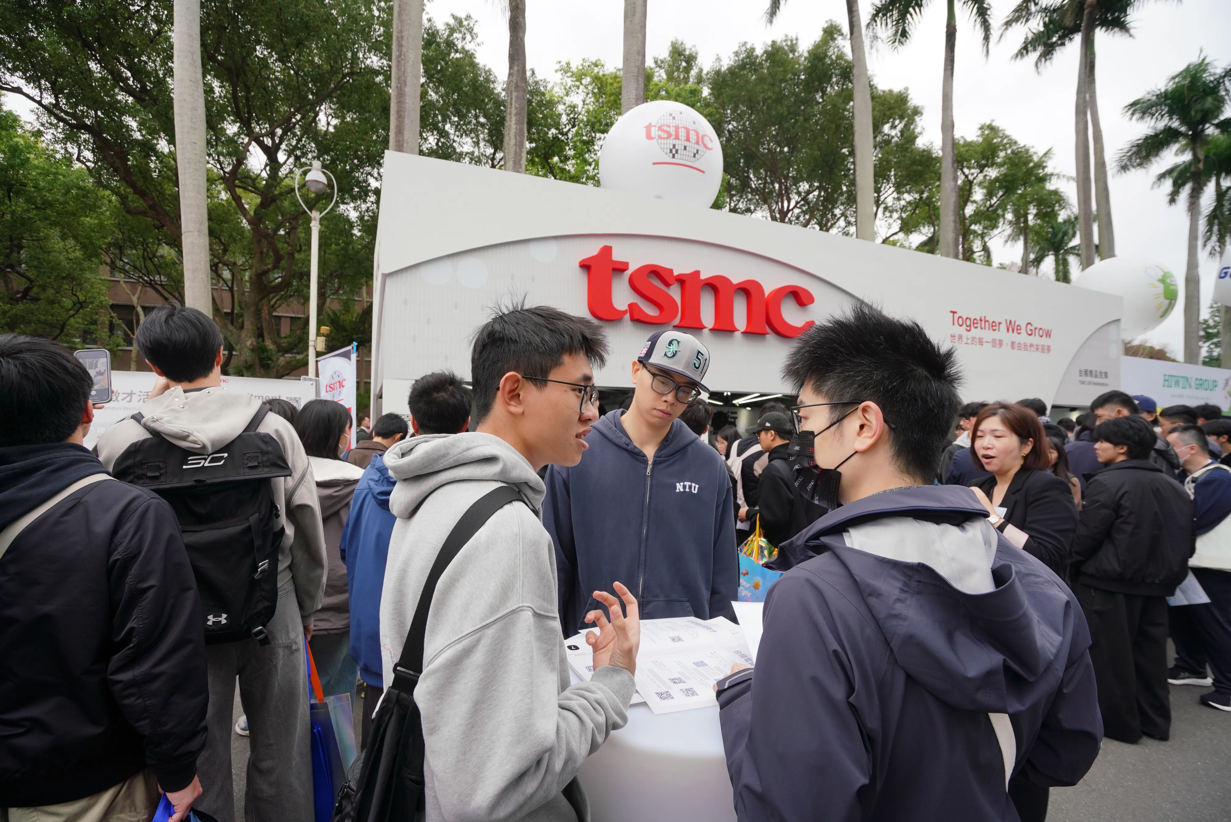 台積電的徵才活動都是人氣滿滿，但同為半導體供應鏈的其他廠商都苦哈哈。（本刊資料照）