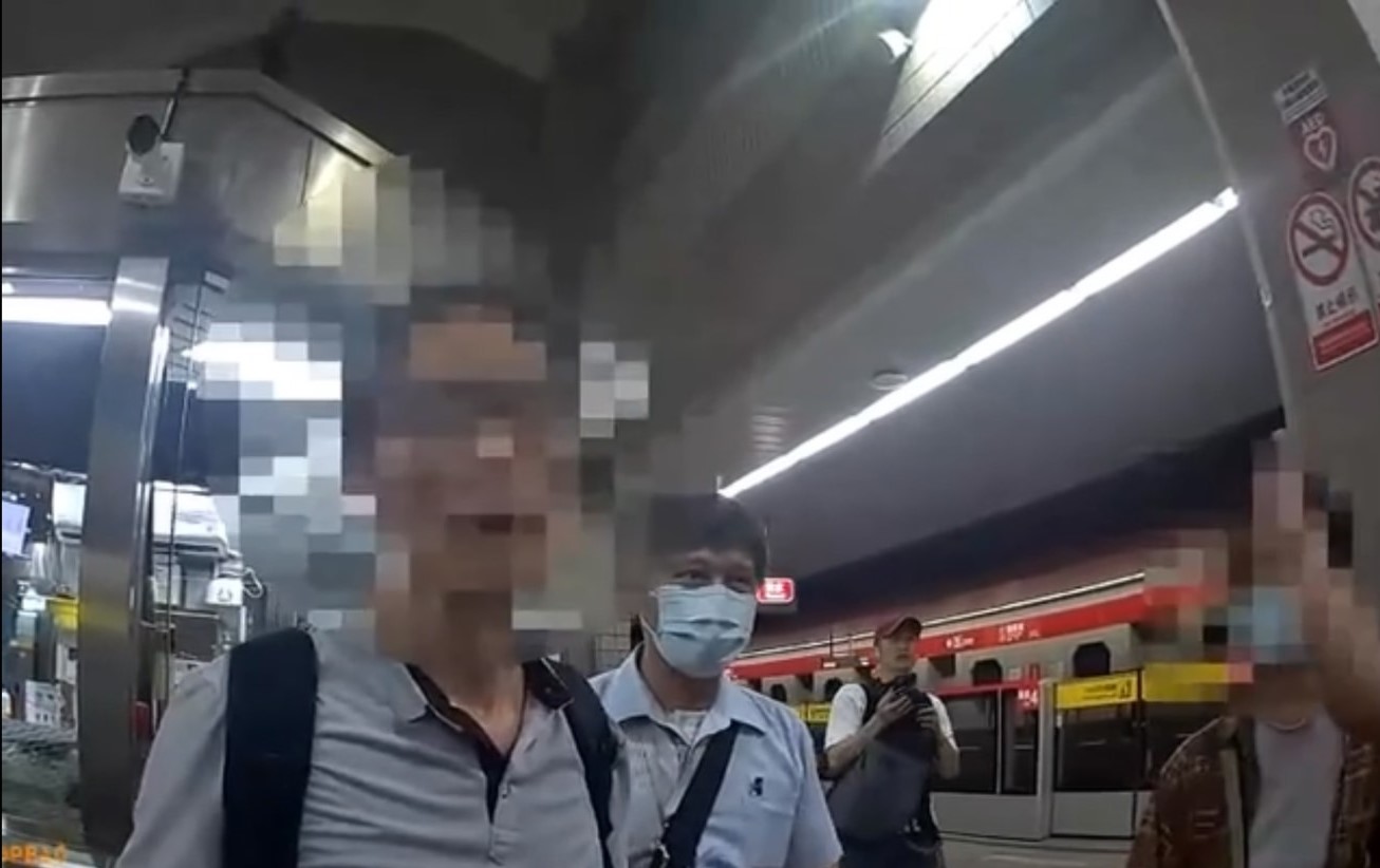 勸說林女讓座的男乘客被攻擊，事後目擊林女自傷也非常錯愕。（翻攝畫面）