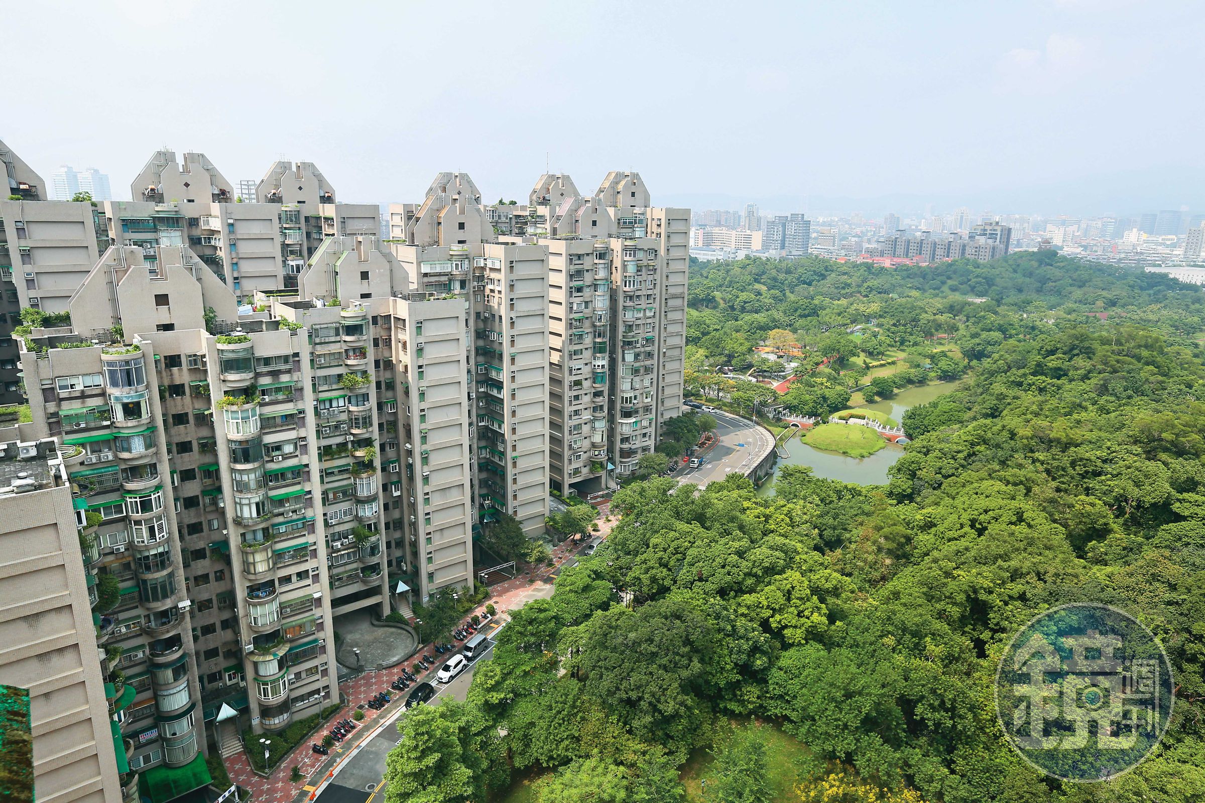 洪倩宜10年前換屋至南港國宅，位處高樓層，陽台可眺望大片公園綠地，通風採光俱足。