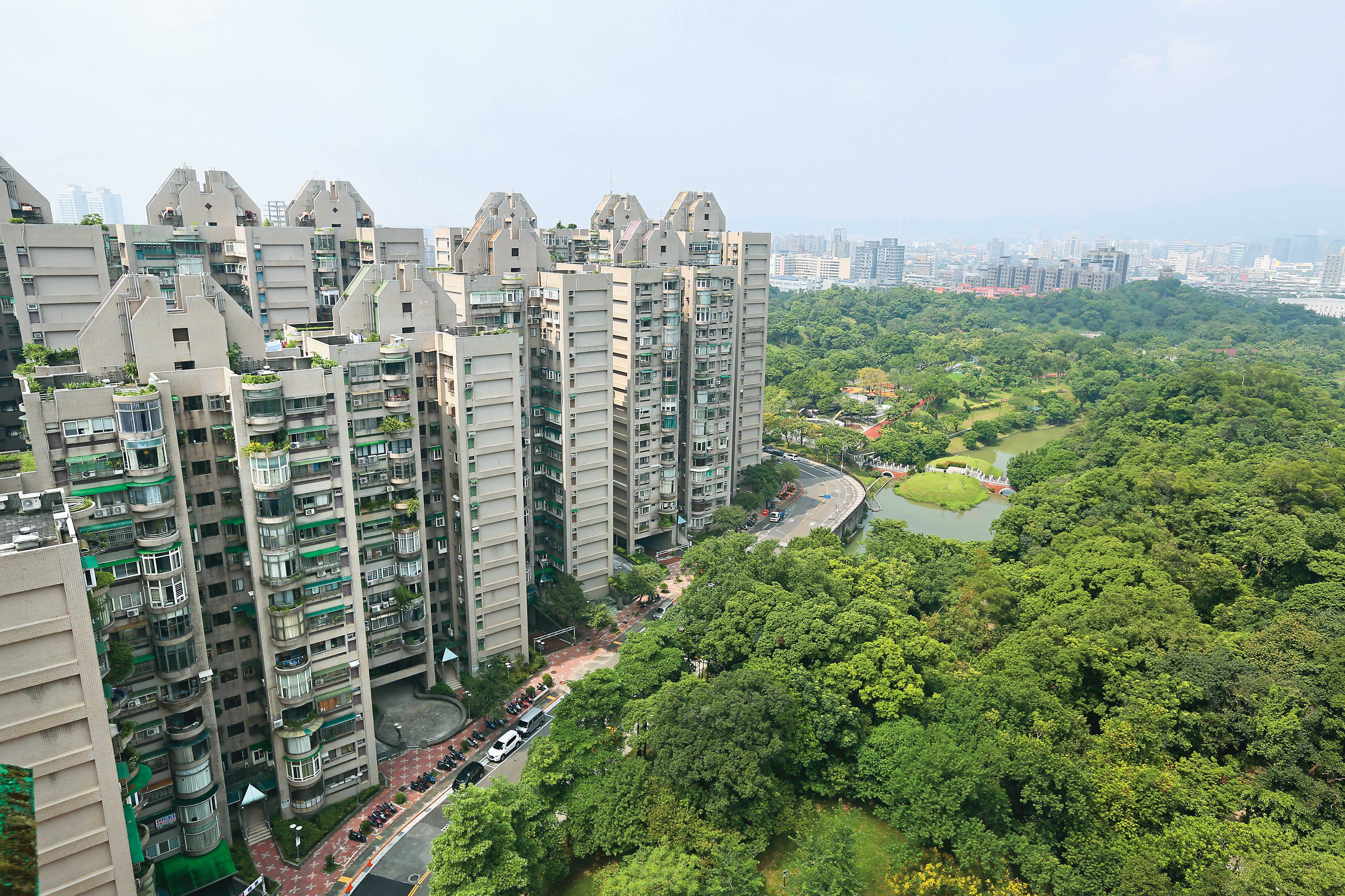 洪倩宜10年前換屋至南港國宅，位處高樓層，陽台可眺望大片公園綠地，通風採光俱足。