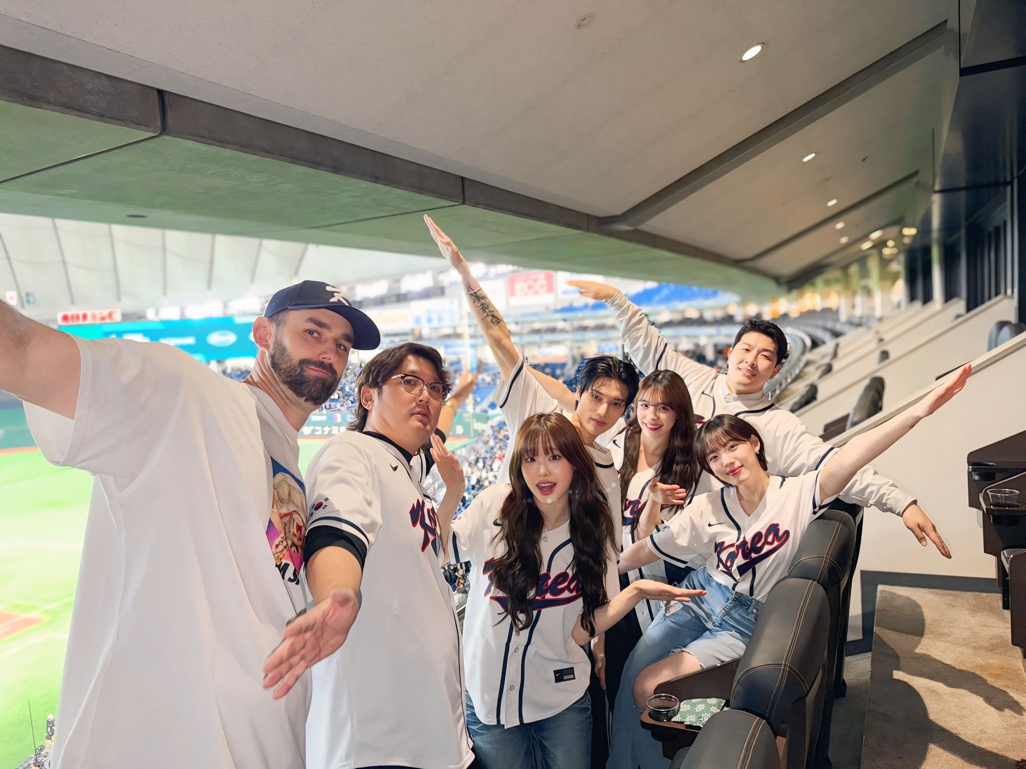 ATEEZ成員鄭友榮(左四）昨（9日）擔任WBC韓國對戰澳洲開球嘉賓，觀賽時與Chuu（左三）親暱互動引網友關注。（翻攝MLB Korea X）
