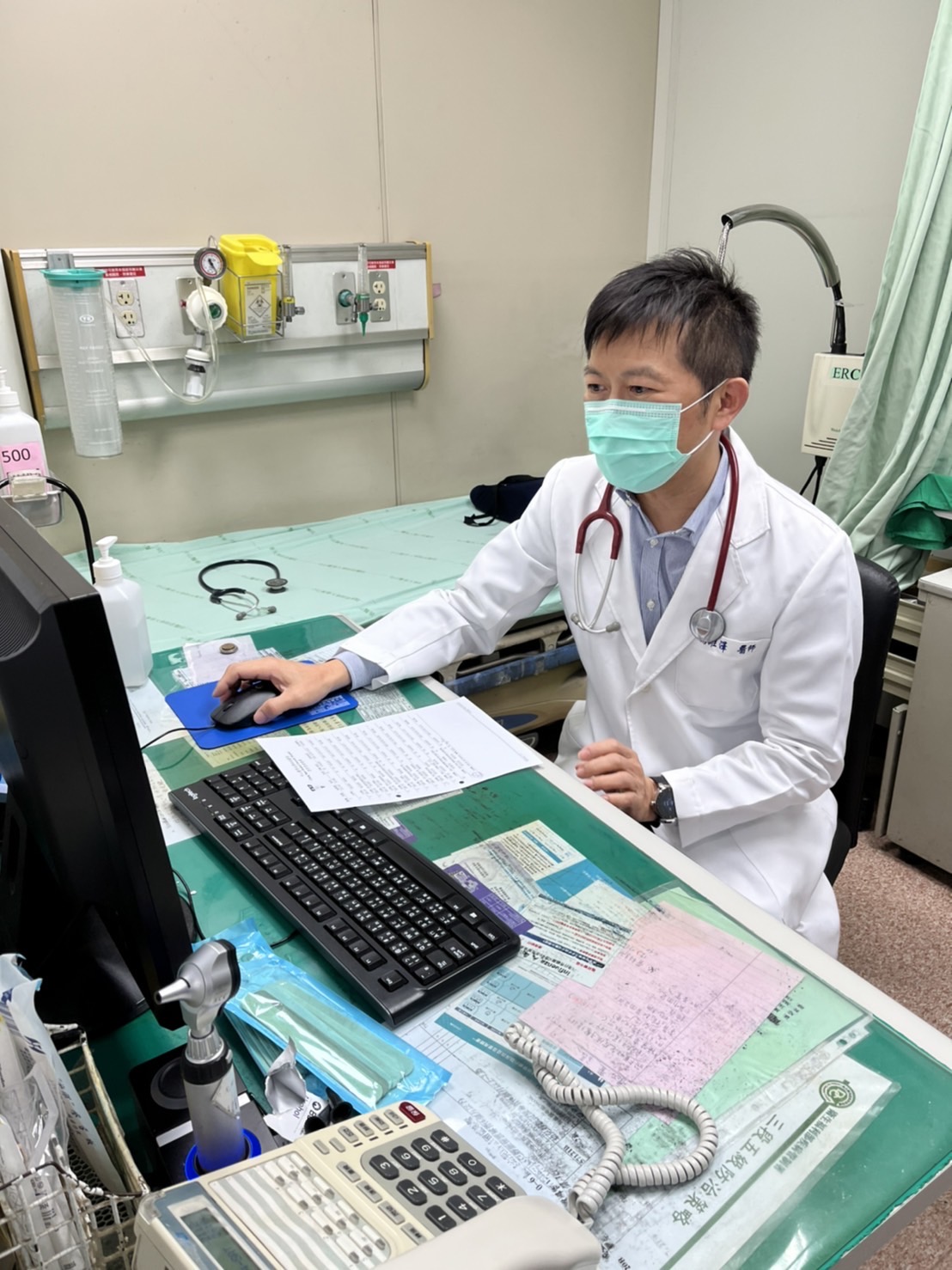 高維澤曾是急診室主任,當醫生18年,他形容過程如走鋼索般戰戰兢兢。(高維澤提供)