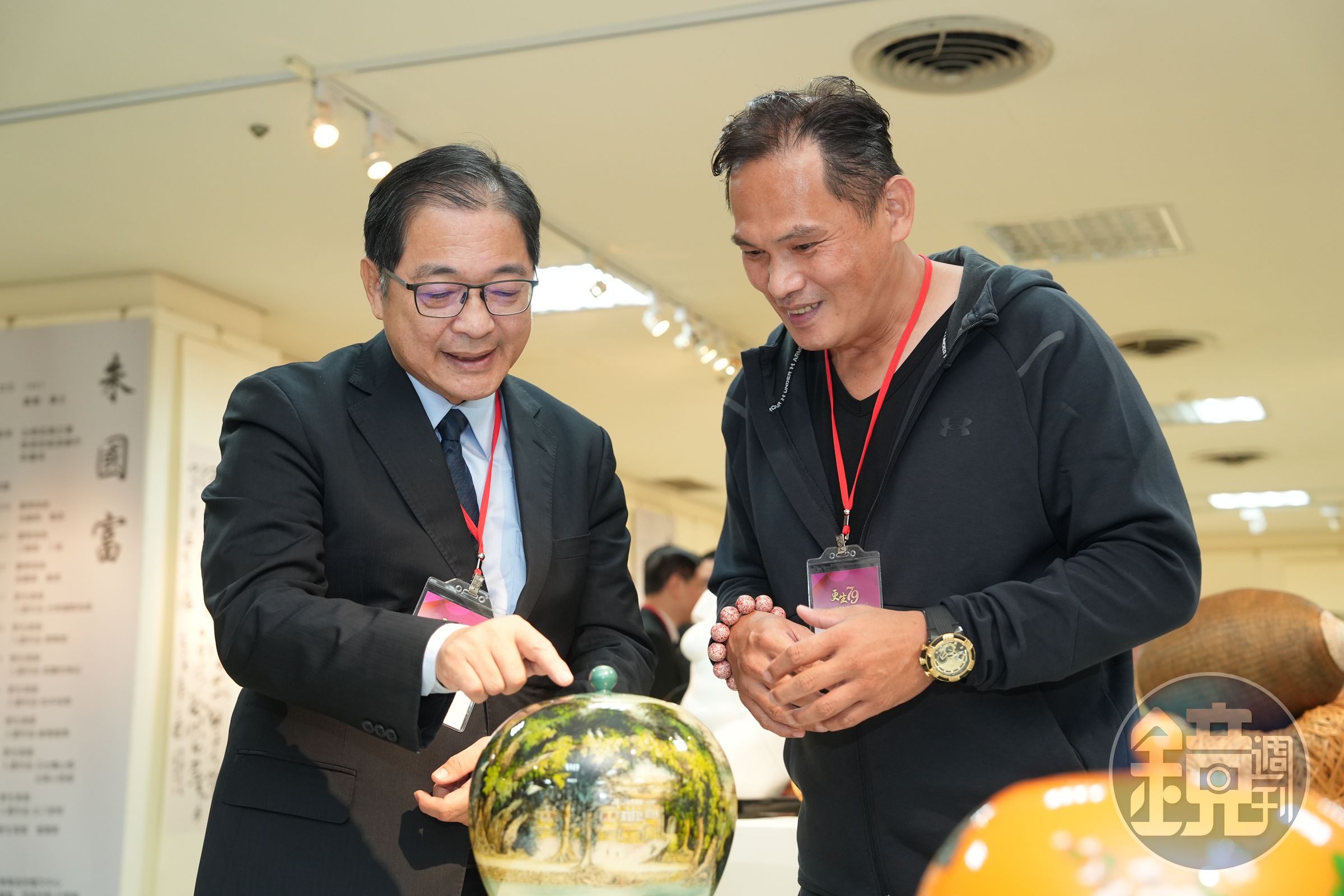 賴啟源獄中投入彩繪、漆器等藝術創作,鄭部長對其手藝和造詣深感讚賞。
