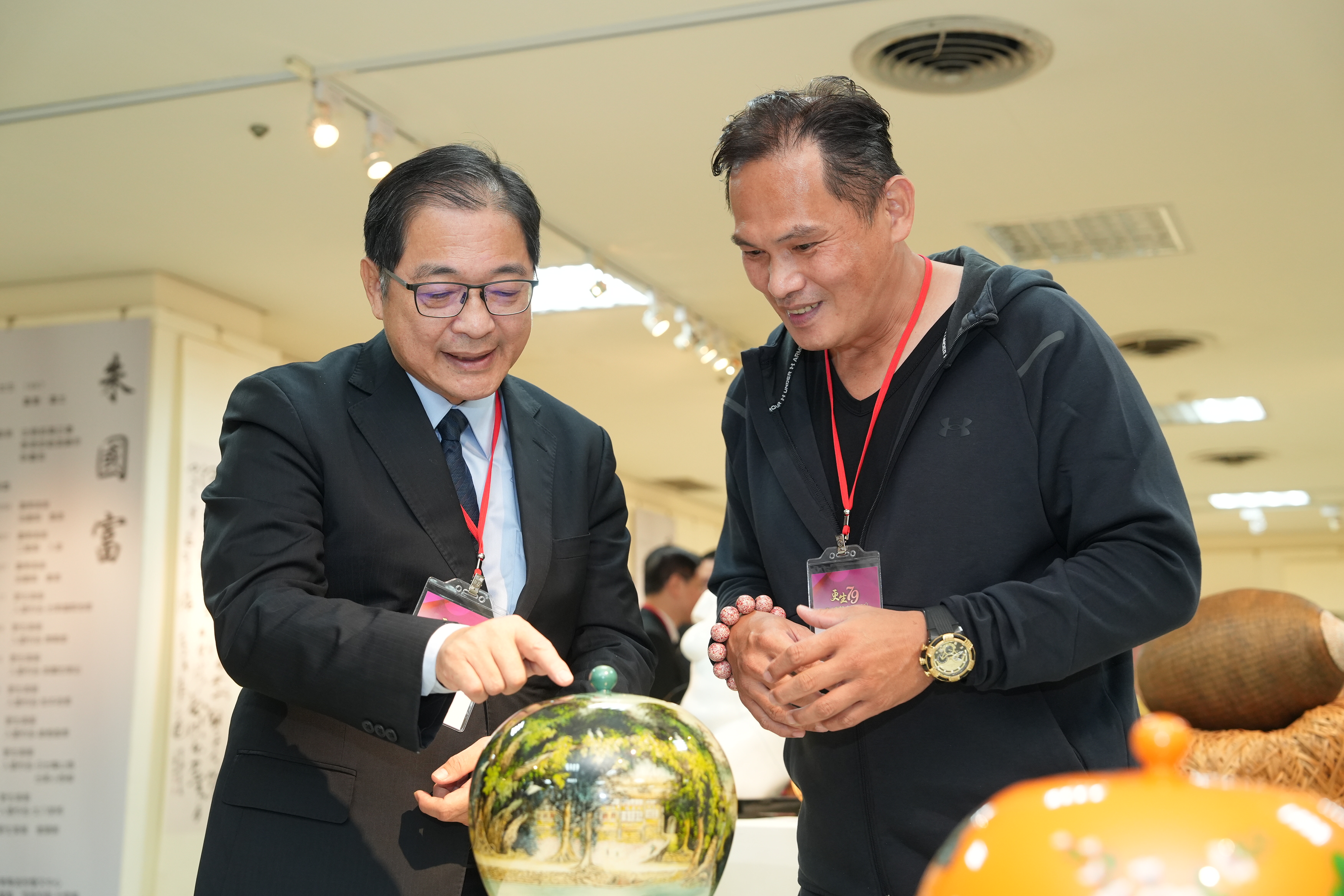 賴啟源獄中投入彩繪、漆器等藝術創作，鄭部長對其手藝和造詣深感讚賞。