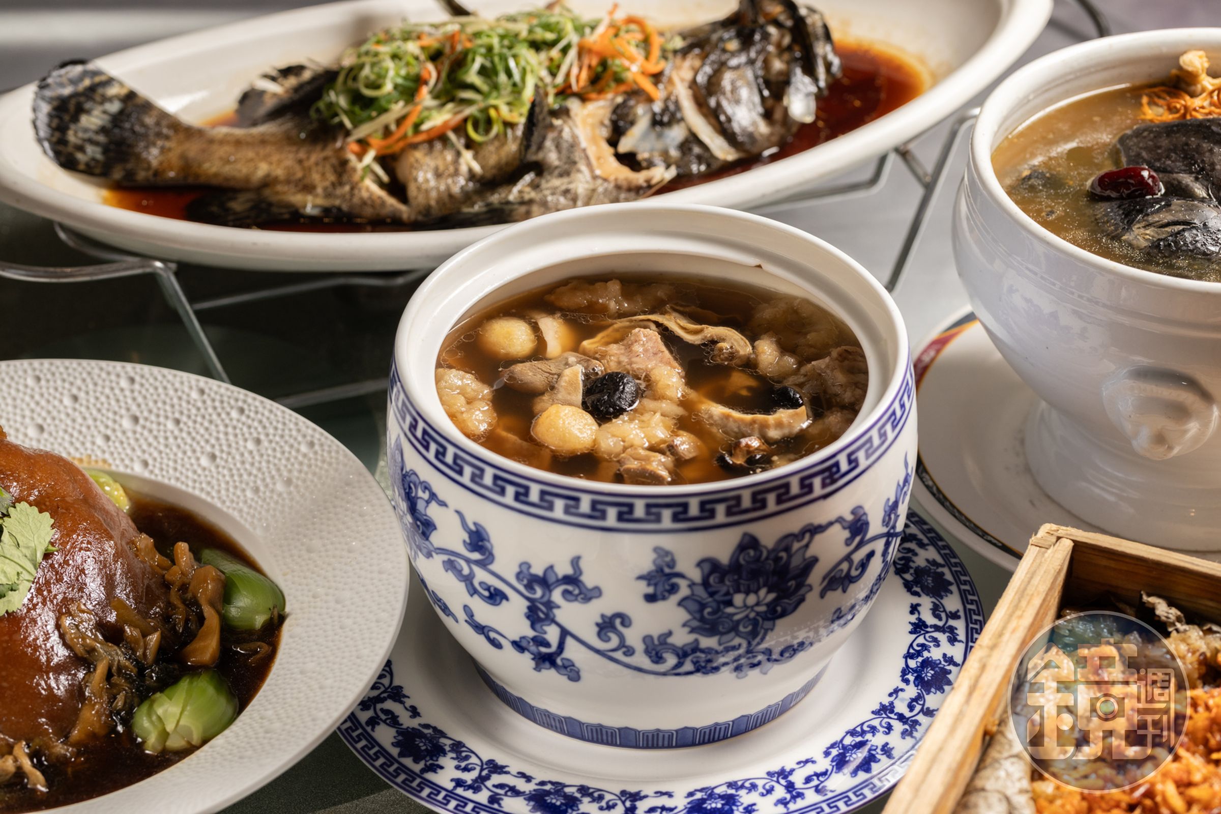 作為花壇人宴客首選的餐廳，「全國麗園大飯店」端出的年菜也相當誘人，圖為6,000元年菜套餐中的「御品佛跳牆」。