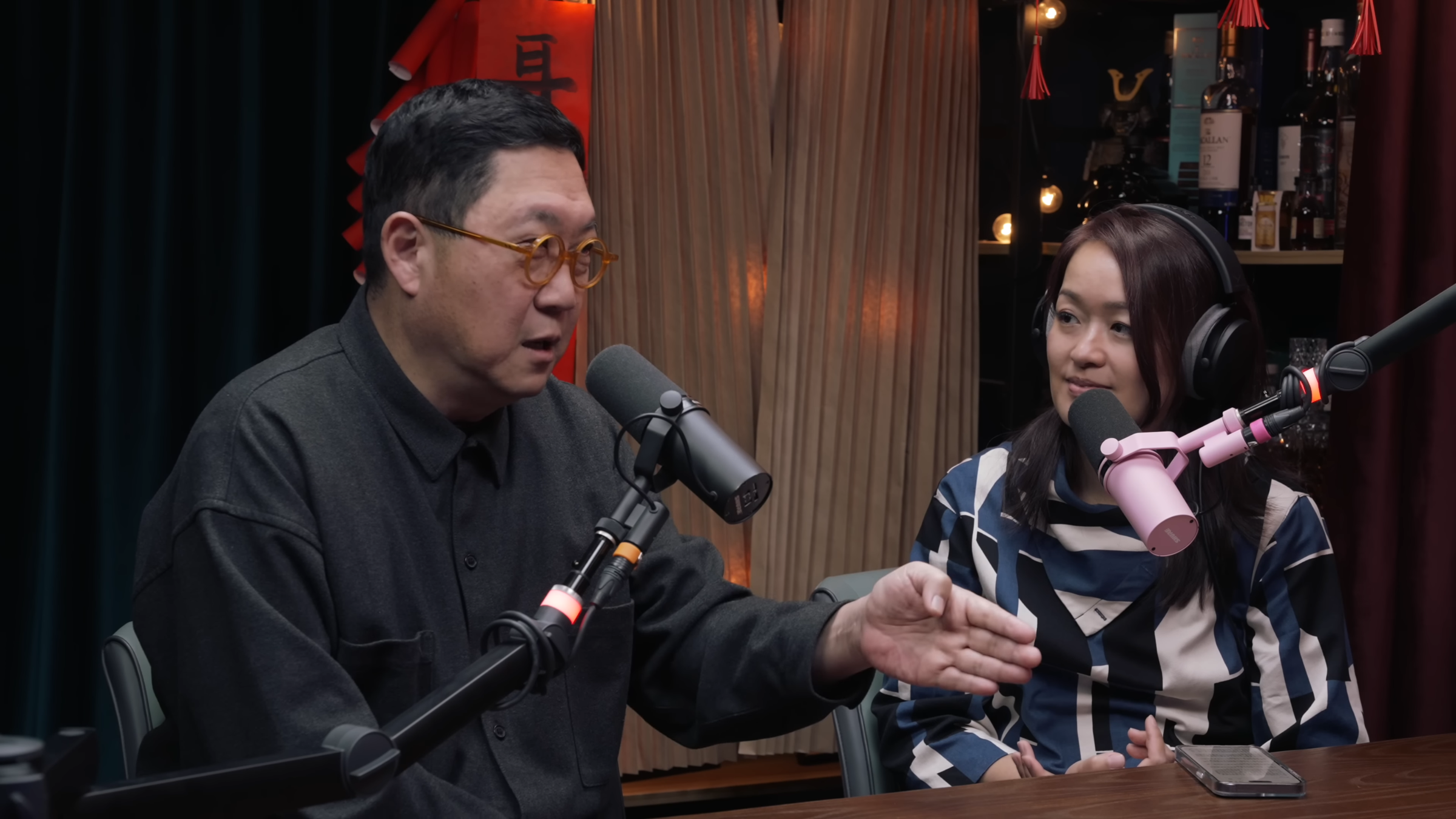 馮翊綱日前上《百靈果》節目受訪,認為共軍擾台只是執政者的大內宣,引發網友熱議。(翻攝自YouTube百靈果News)