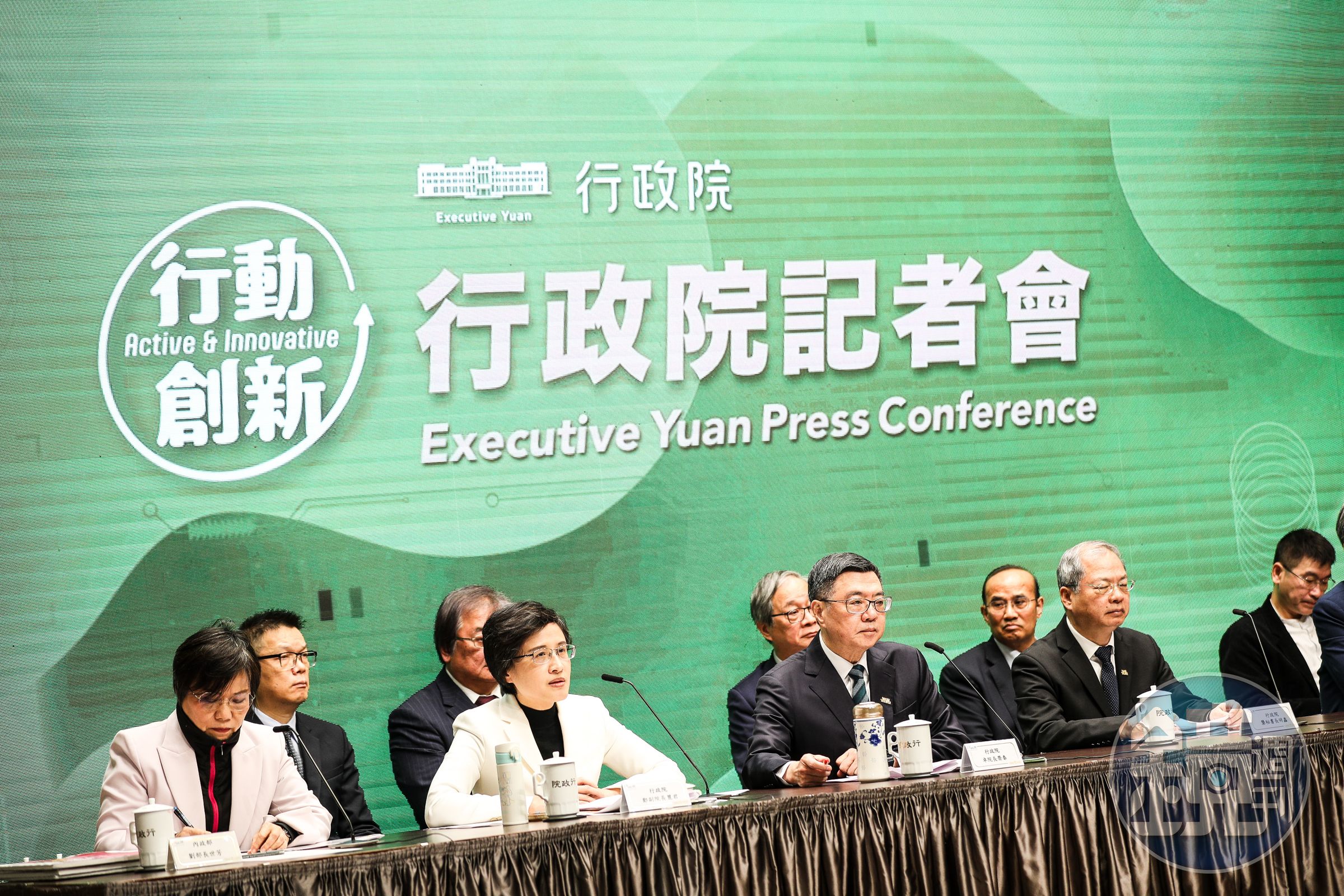 行政院長卓榮泰上午才率各部會首長召開記者會,呼籲立法院理性審查年度預算。