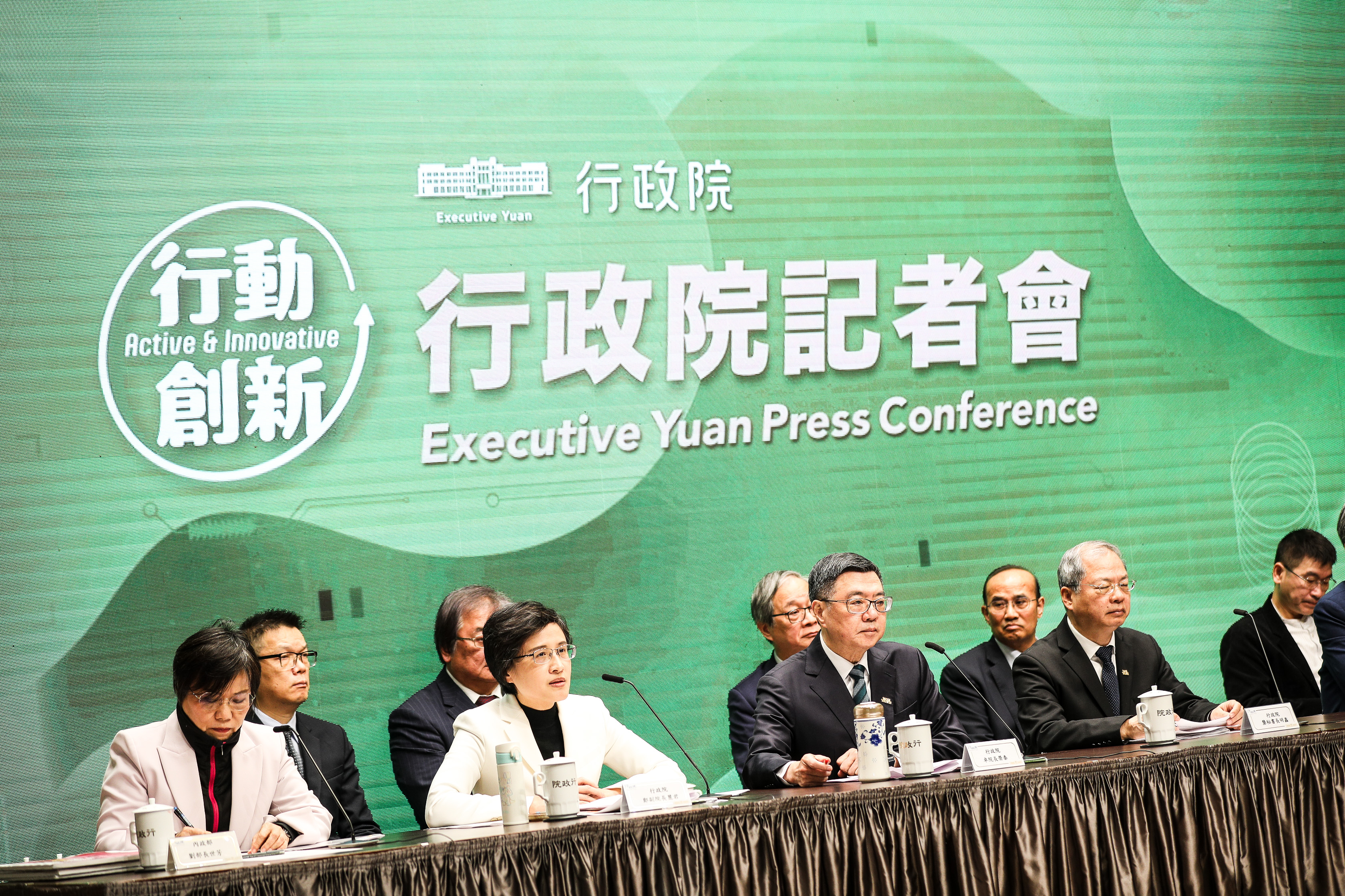 行政院長卓榮泰上午才率各部會首長召開記者會，呼籲立法院理性審查年度預算。