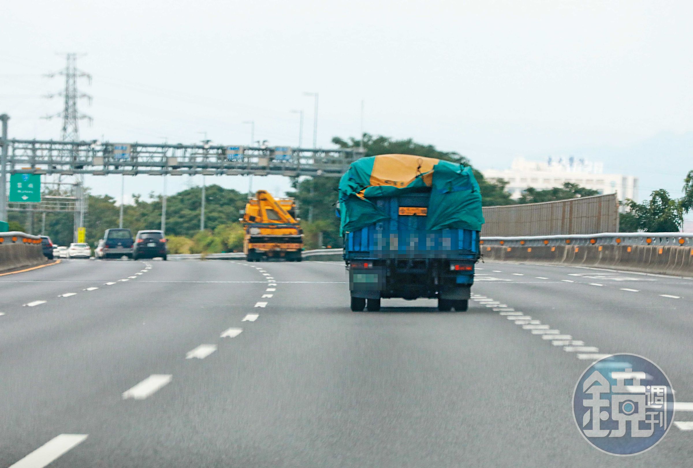 貨車載著名畫行駛高速公路時,後方帆布未繫牢還隨風飄揚,有違專業藝術品搬運流程。